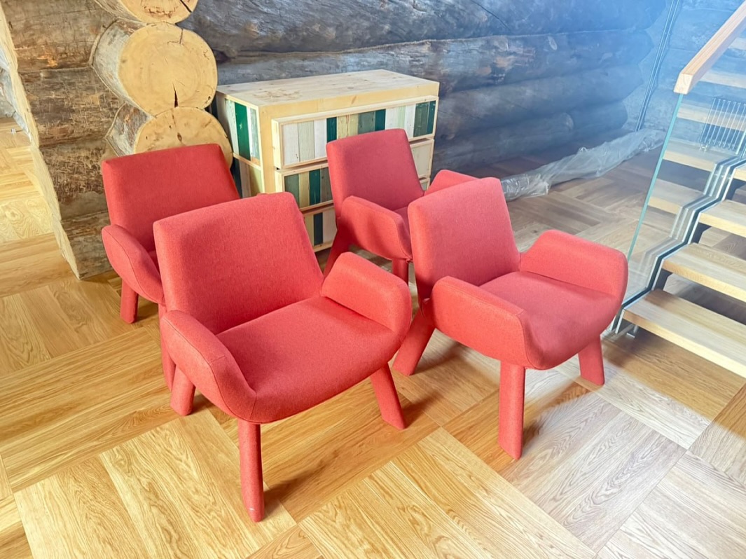 #annkiathome — это постоянная рубрика, в которой мы делимся вашими фотографиями.
⠀
тем, как диваны, кровати и стулья ånnki становятся частью утра за чашкой кофе, вечерних посиделок и просто тихих моментов дома.
⠀
спасибо, что впускаете нас в своё пространство. ведь именно там мебель обретает характер и историю.

———
на фото: 
1 — кресло steve / upholstery: buckle / col: grey / @chuganova_katya / #steve_chair
2 — пуф runda 40 / upholstery: jacquard / col: zebra / #pouf_runda
3-4 — кровать cube / upholstery: buckle / col: milk / #cube_bed
5 — скамья clover / upholstery: wood / col: green / #clover_bench
6 — диван plus+ / 2 модуля, 1 подлокотник / upholstery: buckle / col: milk / #plus_sofa
7 — диван plus+ / 2 модуля, 2 подлокотника / upholstery: buckle / col: mocco / #plus_sofa
8 — диван custom / upholstery: velour / col: yellow / табурет clover / upholstery: wood / col: black / location: @projectlife24.ru / #clover_stool
9 — диван plus+ / 2 модуля, 1 подлокотник/ upholstery: buckle / col: milk / #plus_sofa
10 — кровать cube / upholstery: velour / col: natural / #cube_bed
11 — скамейки clover / col: blue / location: @skolkovo_therink / #clover_bench
12 — диван hero угловой / upholstery: velour / col: grey / #hero_sofa
13 — кресло steve / upholstery: velour / col: grey / #steve_chair
14 — steve dinner / upholstery: buckle / col: milk / #steve_dinner_chair / кресло steve ++ / upholstery: eco wool / col: mars / #steve_chair
15 — кресла steve ++ / upholstery: eco wool / col: red / #steve_chair
16 — скамья clover 2.0 / col: xmas / #clover_bench