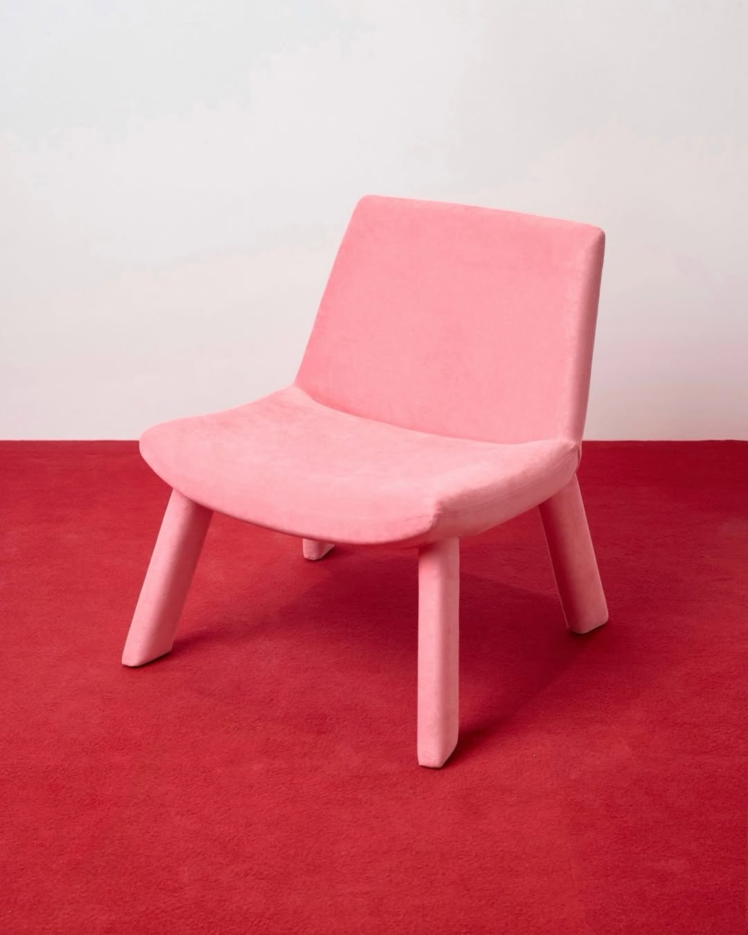 «розовый — это не цвет, это отношение к жизни»
/ цитата, эдит пиаф

кресло steve может быть выполнено в любом материале и цвете. например, в розовом велюре. 

——
(a)object: steve chair
upholstery: velvet 
col: pink
#steve_chair