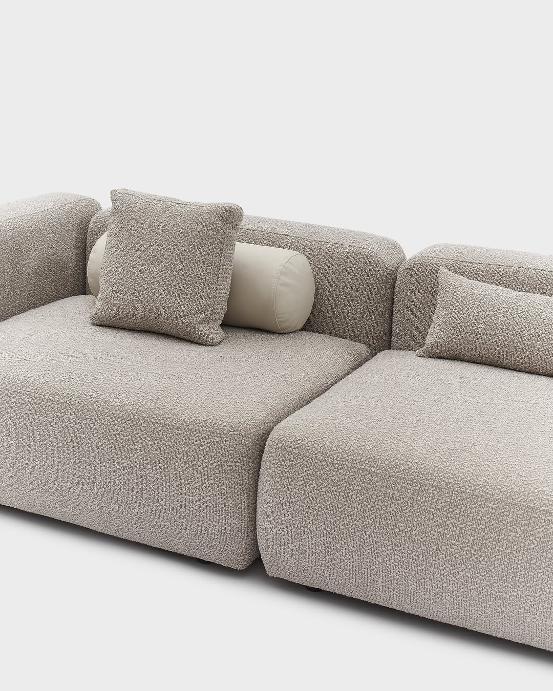 диван plus+. универсальный, модульный и гармоничный. красив со всех сторон. 

он может быть раскладным, но ваши гости даже не догадаются об этом, потому что внешне он будет также прекрасно выглядеть.

——
(a)object: plus+ sofa
upholstery: buckle 
col: latte
#plus_sofa