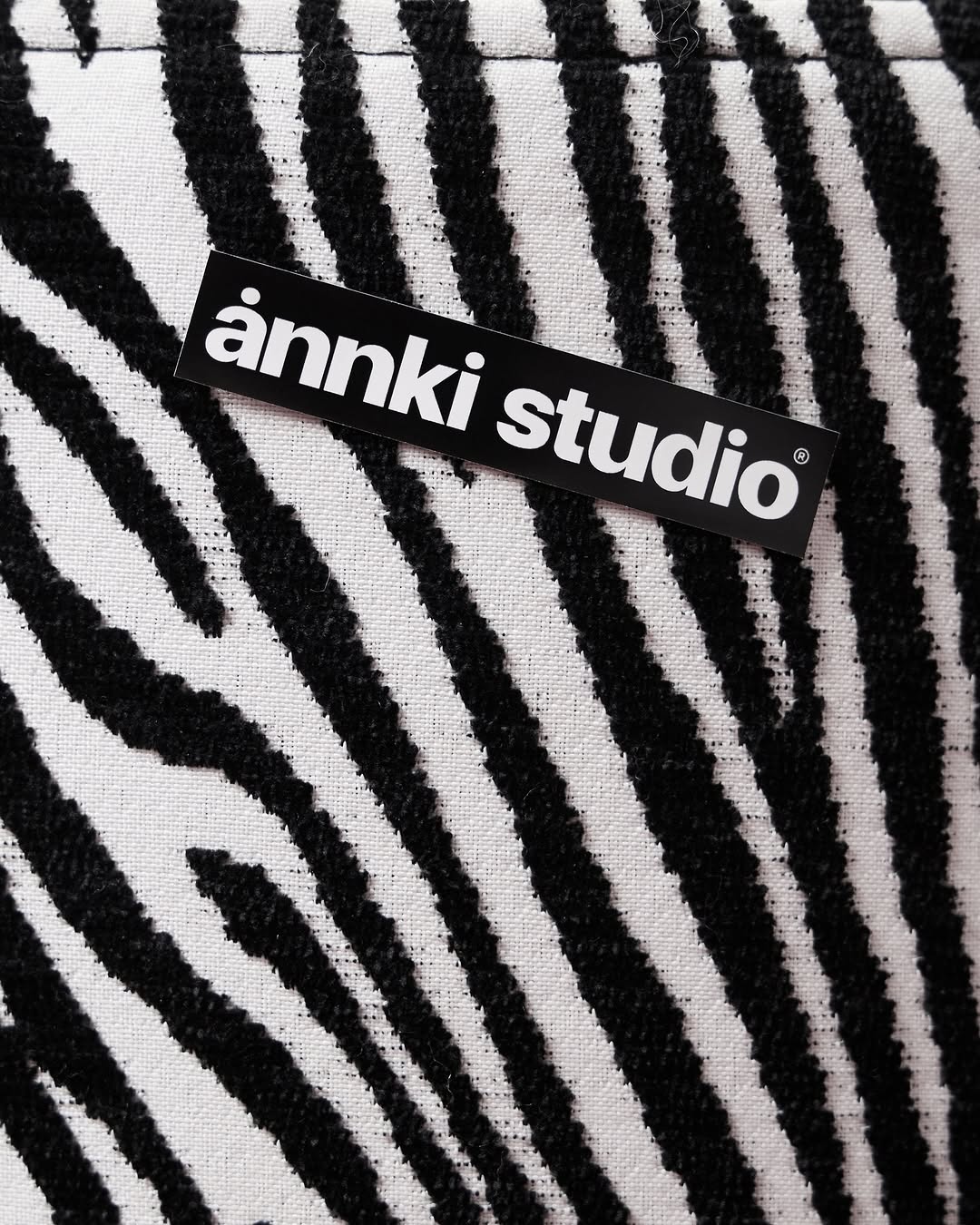 «черная полоса сменяет белую, а за неудачами следует успех»

предмет, способный сделать любой интерьер запоминающимся — пуф runda. мы знаем, как вам нравится жаккард в расцветке zebra и разделяем вашу любовь, поэтому произвели базовый предмет в анималистичном принте. 

——
(a)object: runda pouf 
upholstery: jacquard / made in spain 
col: zebra
#runda_pouf