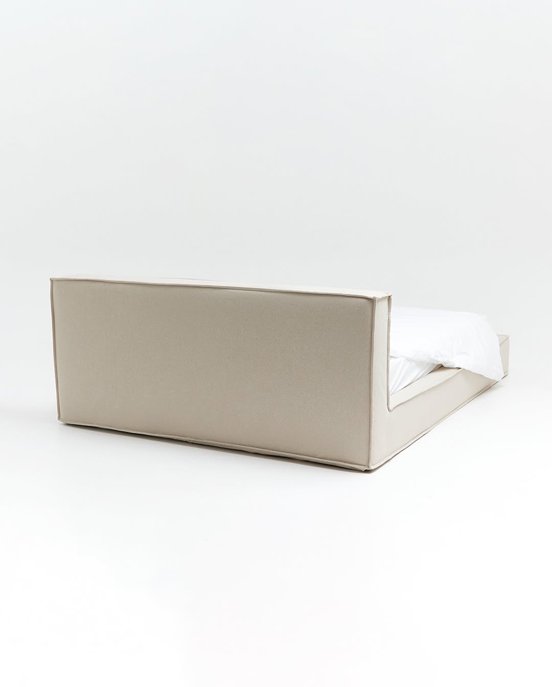 кровать cube [ кьюб ] для тех, кто любит целостность.

потому что «куб» — это правильный шестигранник, все грани которого квадраты.

квадрат — самая устойчивая геометрическая фигура, и как визуальный образ он ощущается совершенно статичным. стабильным. квадрат символизирует порядок, прямоту, простоту, целостность и равенство, ведь все его стороны равны между собой.

——
(a)object: cube bed
upholstery: eco wool / made in belgium
col: linen
#cube_basic_bed