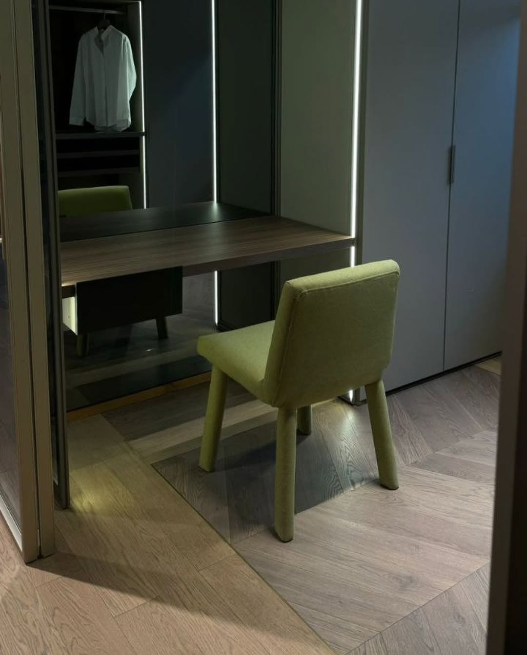 #annkiathome — рубрика, где мы делимся кадрами счастливых обладателей предметов annki. 

своё уникальное лицо, характер и ценность пространство и наполнение интерьера обретает тогда, когда в нём появляется жизнь.

——
на фото:
1, 2, 3 — диван hero + два кресла ernest / buckle / col: milk
4 , 5 — стул steve dinner / buckle / col: milk*
*когда спрашивают, удобно ли сидеть на новых стульях annki
6 — диван plus + / конфигурация из 2х модулей + два кресла steve / buckle
7 — стул steve dinner / eco wool / col: grass 
8 — скамья clover / col: xmas
9 — стулья-steve dinner / buckle / col: milk
10, 11 — диван plus + / конфигурация из 2х модулей / eco wool / col: natural
12 — кресло steve / eco wool / col: grass