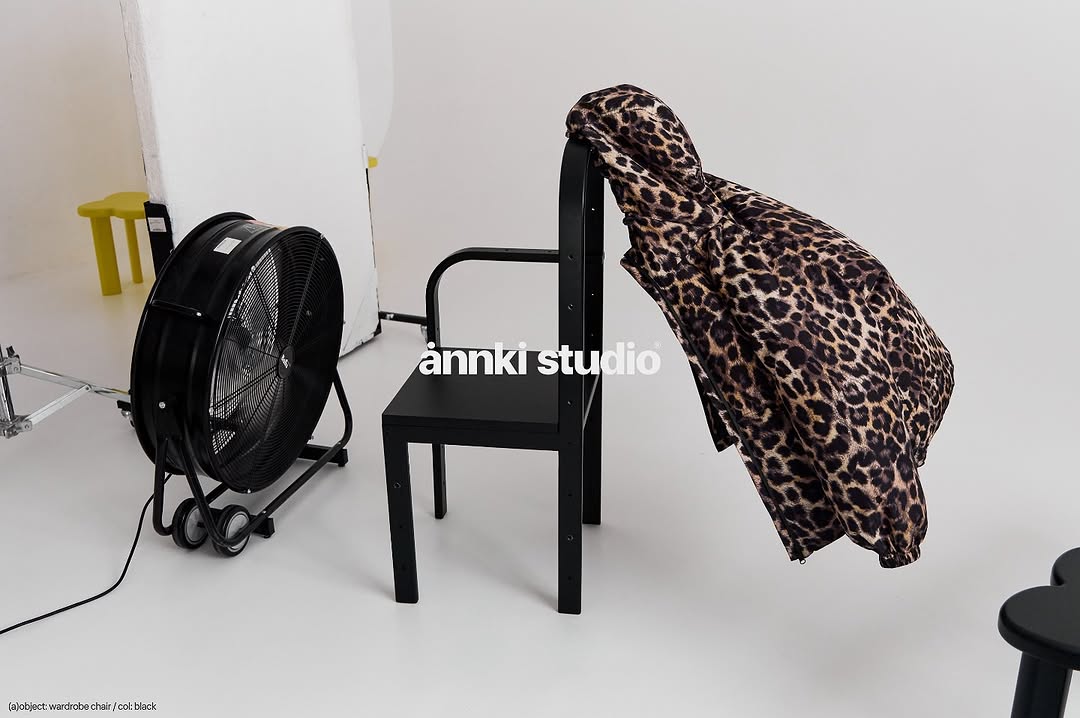 mood: спасаемся от знойной жары под вентилятором.
⠀
стул‑гардероб ånnki studio x стокманн — это переосмысление базового предмета интерьера, который решает бытовые мелочи.
складывайте на него одежду, сумку, аксессуары… и, если нужно, даже груз своих мыслей.

———
(a)object: wardrobe chair
col: black
#wardrobe_chair