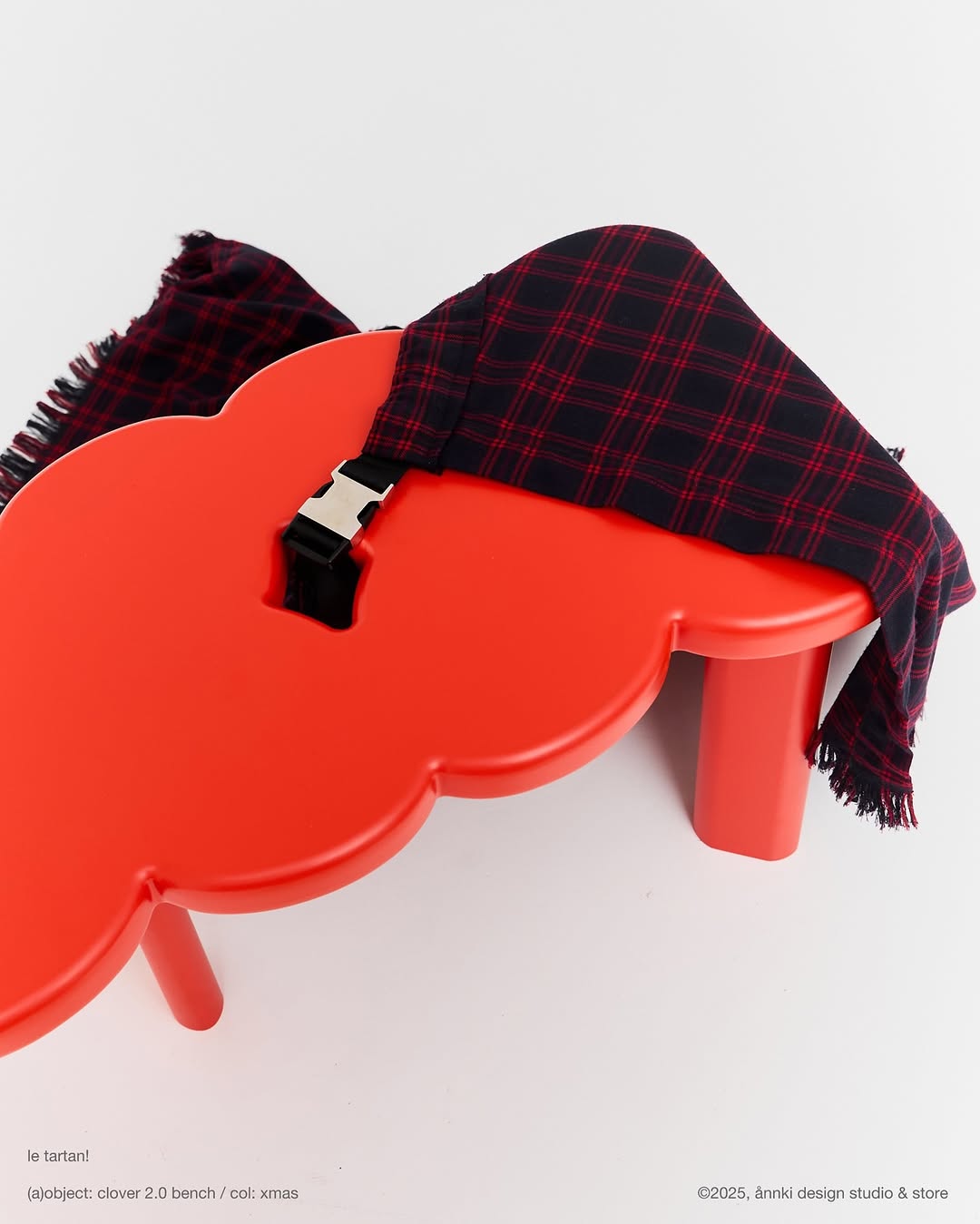 kind reminder: предметы в наличии* отправляем в день заказа. ценим ваше время и делаем все, чтобы его не пришлось тратить на ожидание. 

*ищите доступные модели в одноименном хайлайте

——
(a)object: clover 2.0 bench
col: xmas 
#clover_bench

p.s. merry xmas!