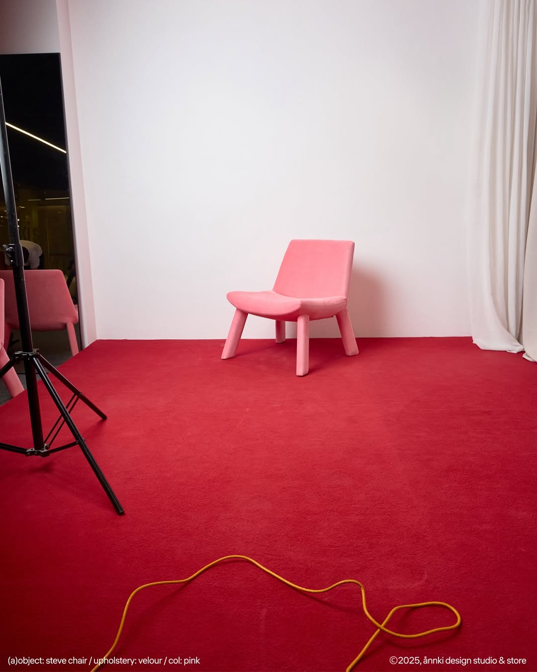 backstage / кресло steve в центре кадра.

иногда достаточно одного яркого, мягкого предмета, чтобы пространство заговорило. не громко — но точно.

———
(a)object: steve armchair
upholstery: velour
col: pink
#steve_chair