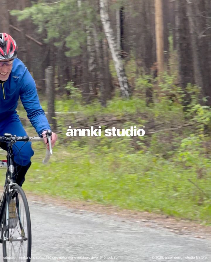 workaholic™ — мебель для тех, кто влюблён в своё дело. для тех, кто не умеет останавливаться, кто заряжается в движении и всегда идёт дальше.

для меня это мой папа.
трудолюбивый, одержимый своим делом человек, который постоянно ставит перед собой новые цели. хоккеист, велогонщик — пару лет назад он проехал 315 км vätternrundan в швеции уже с кардиостимулятором.
он не любит говорить о своих достижениях. а я — люблю им гордиться.

здесь он отдыхает перед новым стартом. велосипед рядом, диван workaholic™ — как комфортная база, чтобы перевести дух. потому что отдых — не остановка, а часть пути.

этой энергии — бесконечной, увлечённой, живой — мы посвятили коллекцию workaholic™.

дерзайте. рискуйте. не сожалейте.

с любовью — всем влюблённым в своё дело.
å.

анна долгих / дизайнер и фаундер @annki.studio

———
#workaholic_sofa 
#workaholic_collection