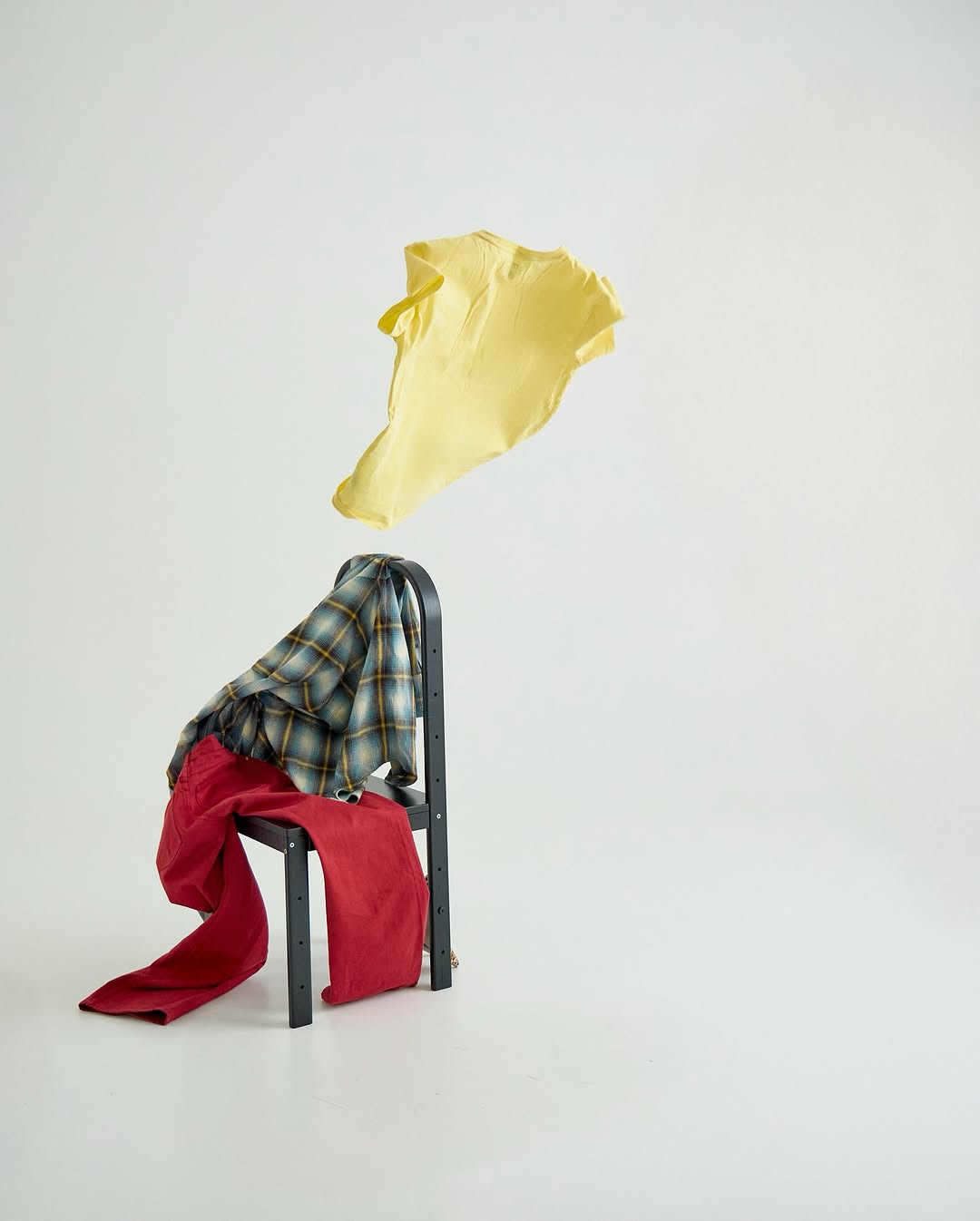 стул, который всё понимает.

мы не разбрасываем вещи — мы их откладываем на потом.
дизайнерский стул-гардероб создан для жизни как она есть: уютной, немного хаотичной, но честной. он знает что такое уместность и своё место в вашем интерьере [и в вашей рутине].

“it’s not a mess, it’s a system.” — friends

———
(a)object: wardrobe chair
col: black
#wardrobe_chair