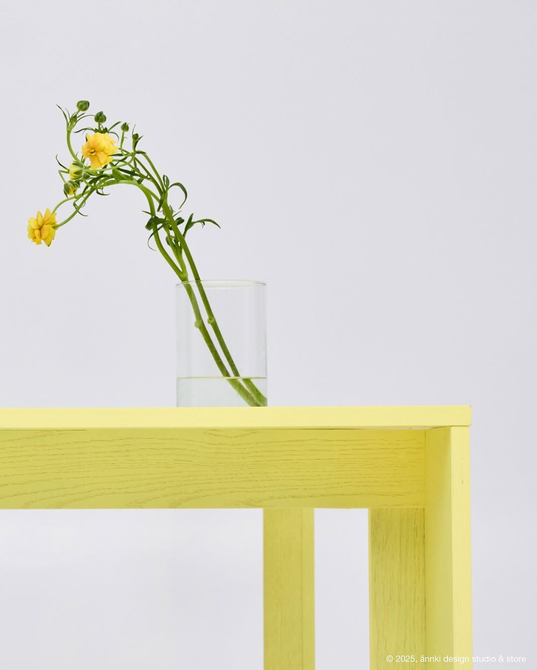 лето — на поверхности.
а bill — в сердце.

не бойтесь цвета в интерьере —
это всегда feels like summer.

——
(a)object: bill table
col: yellow / spring drop
#bill_table