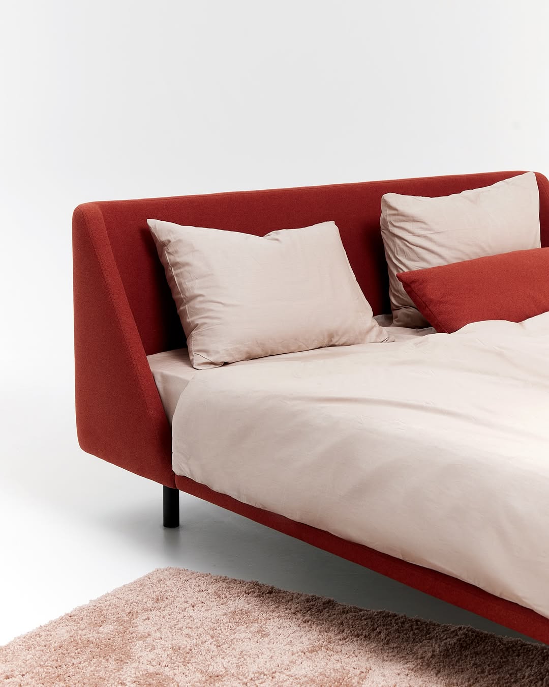 mood: рабочее место на удаленке

кровать sо́va — ваш бесспорный фаворит. легкая, обволакивающая и геометричная. создана для тех, кто не готов расставаться с комфортом даже в течение дня. 

——
(a)object: sо́va bed
upholstery: eco wool
col: terra
#sova_bed