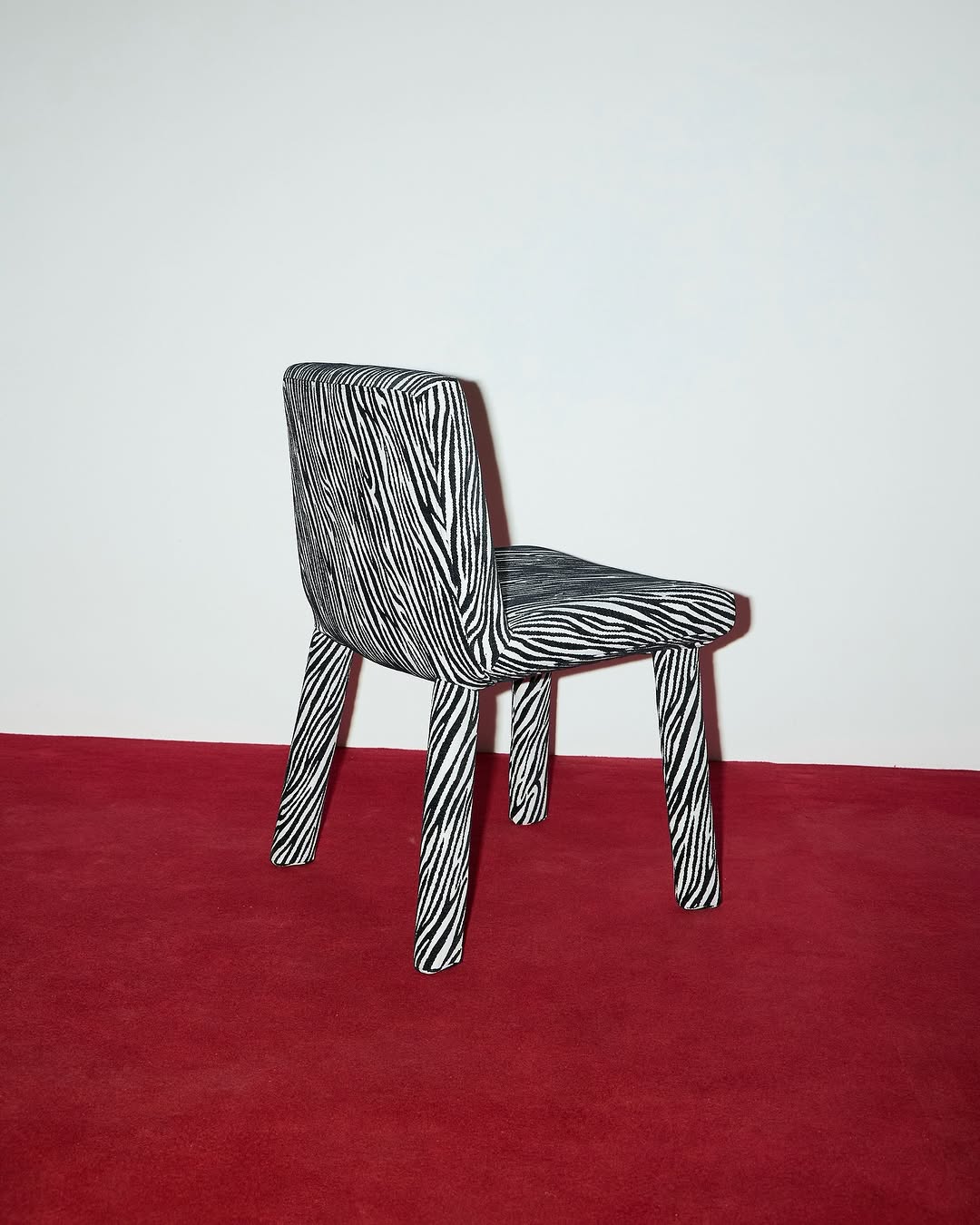 приковывает ваши взгляды. 

——
(a)object: steve chair 
upholstery: jacquard / made in spain 
col: zebra
#steve_chair