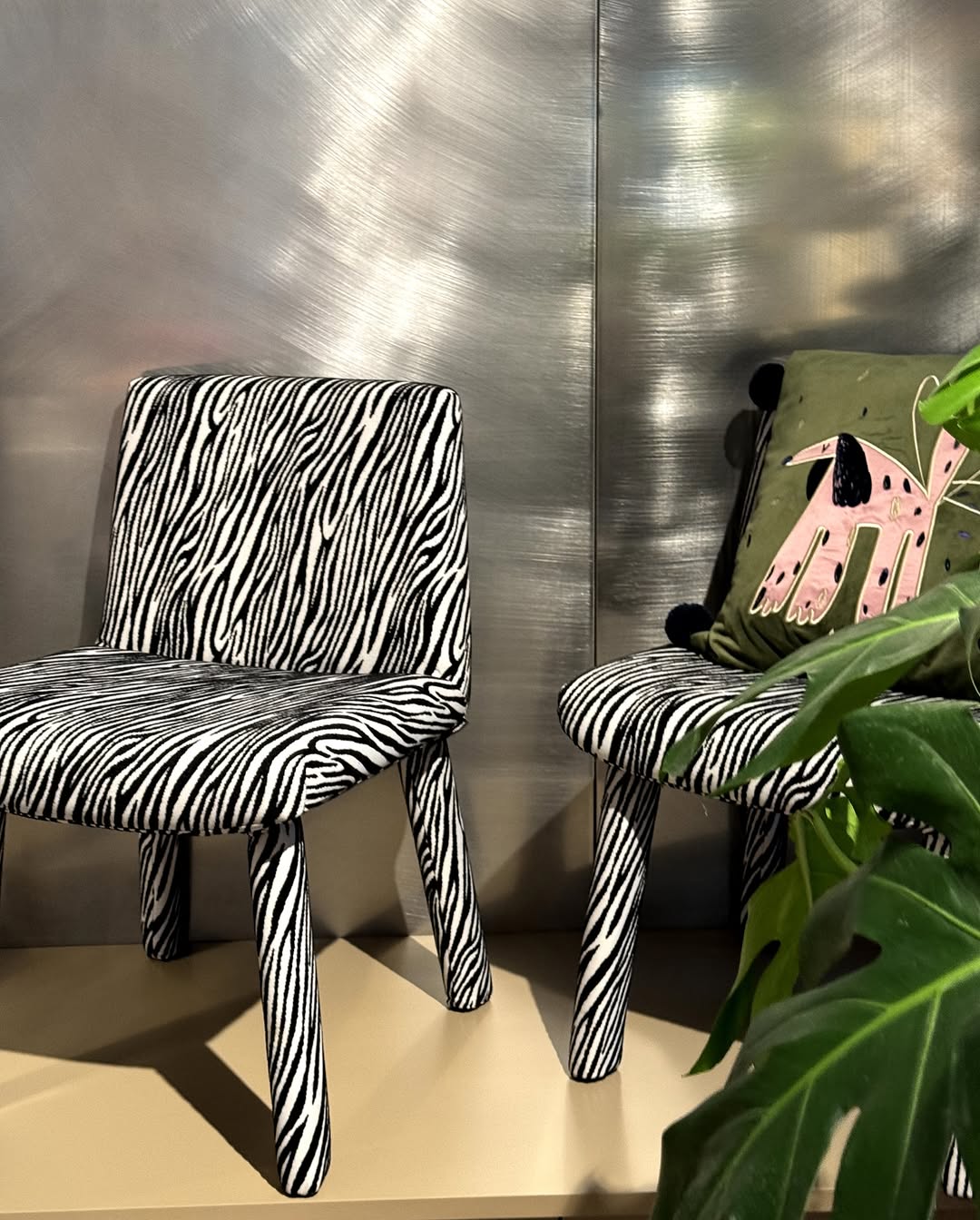 в вашей [и нашей] любимой рубрике #annkiathome делимся кадрами с предметами annki® в разных локациях и ситуациях. 

——
на фото: 

1 — стул steve dinner в чехле из новогодней коллекции python* — на недавней выставке мниид 
*итальянский деним, который будет красиво стариться (возраст ему к лицу). мы уверены, что с годами skin python станет ещё круче с появлением потёртостей
2 — стул steve dinner в рыжей экокоже + skin python // стул steve dinner в молочном букле + yeti skin // кресло steve, buckle, col: grass // кресло steve в чёрной коже // стул гардероб annki® x стокманн // диван workaholic в фирменной экошерсти — павильон на мниид 
3 — стол bill / раскладной + стулья steve dinner / eco wool / col: grass + скамья clover classic — зона столовой на мниид 
4-5 — диван plus / конфигурация из 2х модулей / раскладной / eco wool / col: winter moss
6 — стулья steve dinner / jacquard / zebra —  в новом пространстве «локалы» по адресу: петровский бульвар 1с1
7 — кресло bono / leather / col: mustard — в пространстве «локалы»
8 — табурет clover / ясень — в пространстве «локалы»
9-10 — кровать cube / buckle / col: milk
11 — диван plus / конфигурация из 5 модулей / раскладной / eco wool / col: grey
12 — кресло steve / eco wool / col: terra