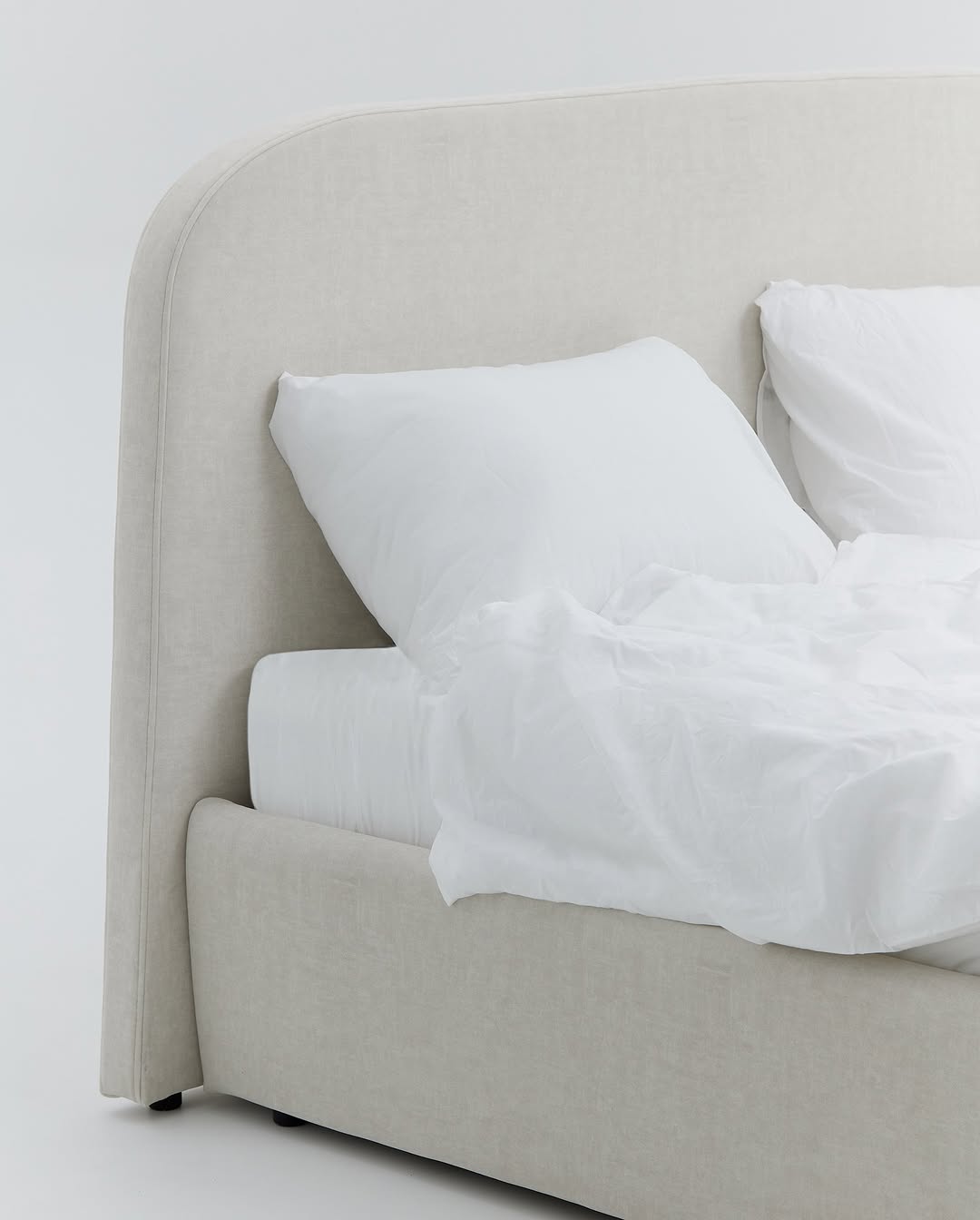 базис крепкого сна. 

вместительная и незаменимая. у нее широкий размерный ряд (может быть как детской, так и кинг сайз*) и есть отсек для хранения, который спрячет лишние вещи. 

*идеальна для непосед любого возраста

——
(a)object: basic bed
upholstery: velour
col: ivory
#basic_bed