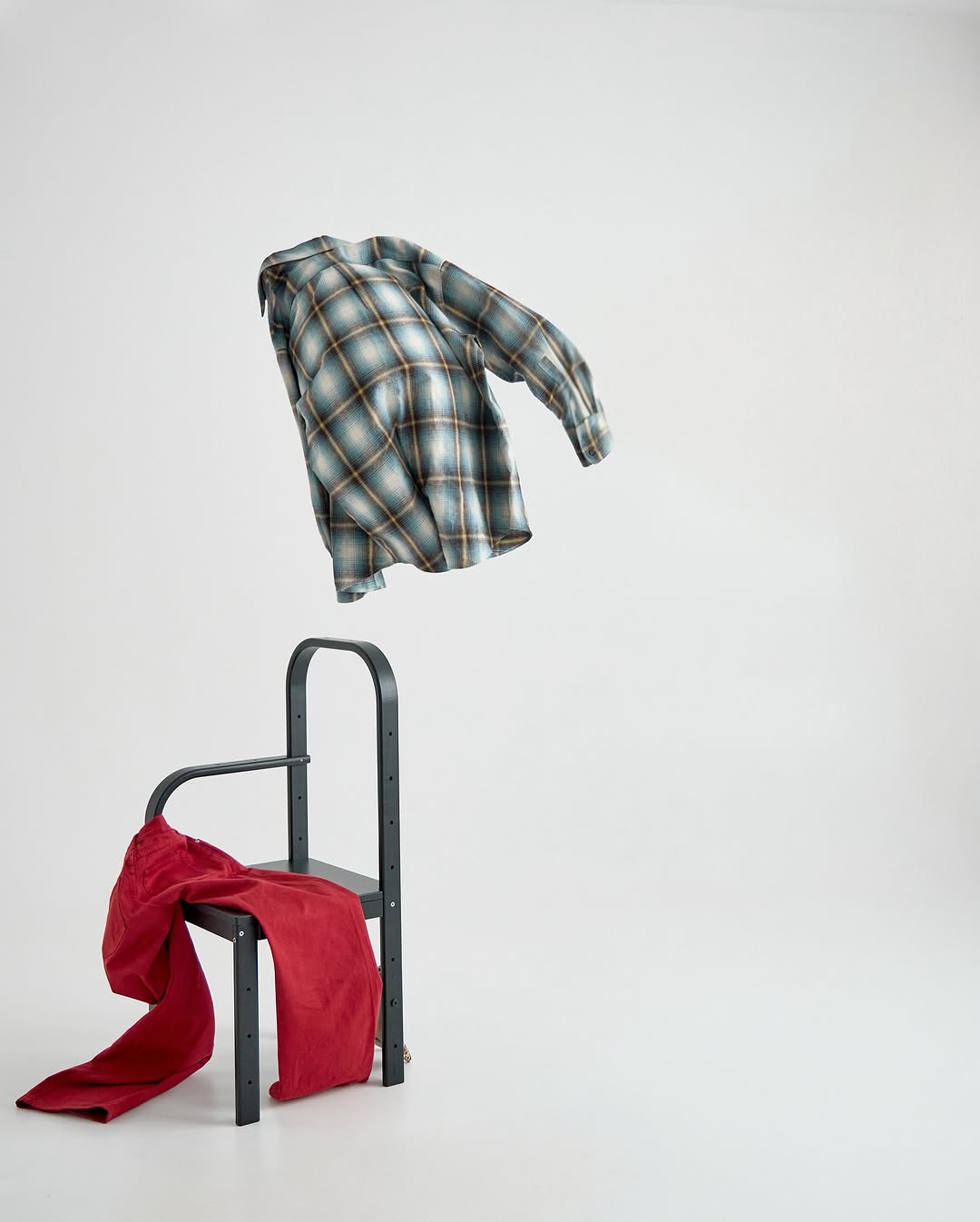 стул, который всё понимает.

мы не разбрасываем вещи — мы их откладываем на потом.
дизайнерский стул-гардероб создан для жизни как она есть: уютной, немного хаотичной, но честной. он знает что такое уместность и своё место в вашем интерьере [и в вашей рутине].

“it’s not a mess, it’s a system.” — friends

———
(a)object: wardrobe chair
col: black
#wardrobe_chair