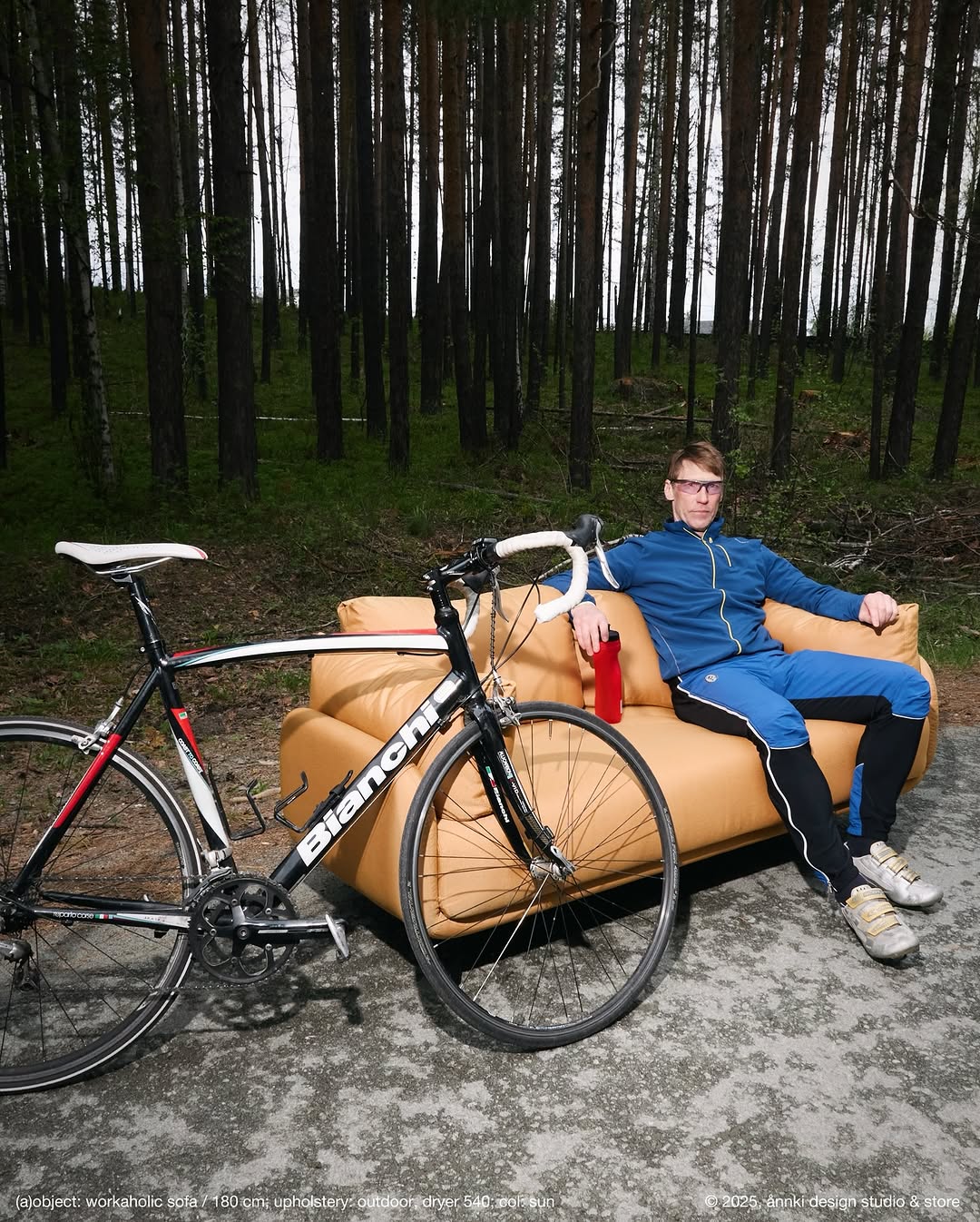 workaholic™ — мебель для тех, кто влюблён в своё дело. для тех, кто не умеет останавливаться, кто заряжается в движении и всегда идёт дальше.

для меня это мой папа.
трудолюбивый, одержимый своим делом человек, который постоянно ставит перед собой новые цели. хоккеист, велогонщик — пару лет назад он проехал 315 км vätternrundan в швеции уже с кардиостимулятором.
он не любит говорить о своих достижениях. а я — люблю им гордиться.

здесь он отдыхает перед новым стартом. велосипед рядом, диван workaholic™ — как комфортная база, чтобы перевести дух. потому что отдых — не остановка, а часть пути.

этой энергии — бесконечной, увлечённой, живой — мы посвятили коллекцию workaholic™.

дерзайте. рискуйте. не сожалейте.

с любовью — всем влюблённым в своё дело.
å.

анна долгих / дизайнер и фаундер @annki.studio

———
#workaholic_sofa 
#workaholic_collection