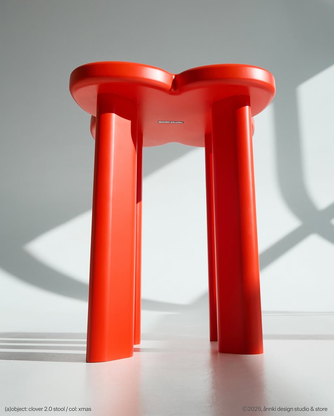 «погружался я в море клевера,
окружённый сказками пчёл.
но ветер, зовущий с севера,
мое детское сердце нашёл».
/ цитата, александр блок, 1903 г.

———

табурет вдохновлен сиволом бренда — четырехлистным клевером. может быть выполнен в красном, синем, желтом или черном цвете. закажите свой символ удачи на annki.studio

———
(a)object: clover 2.0 stool
col: xmas
#clover_stool