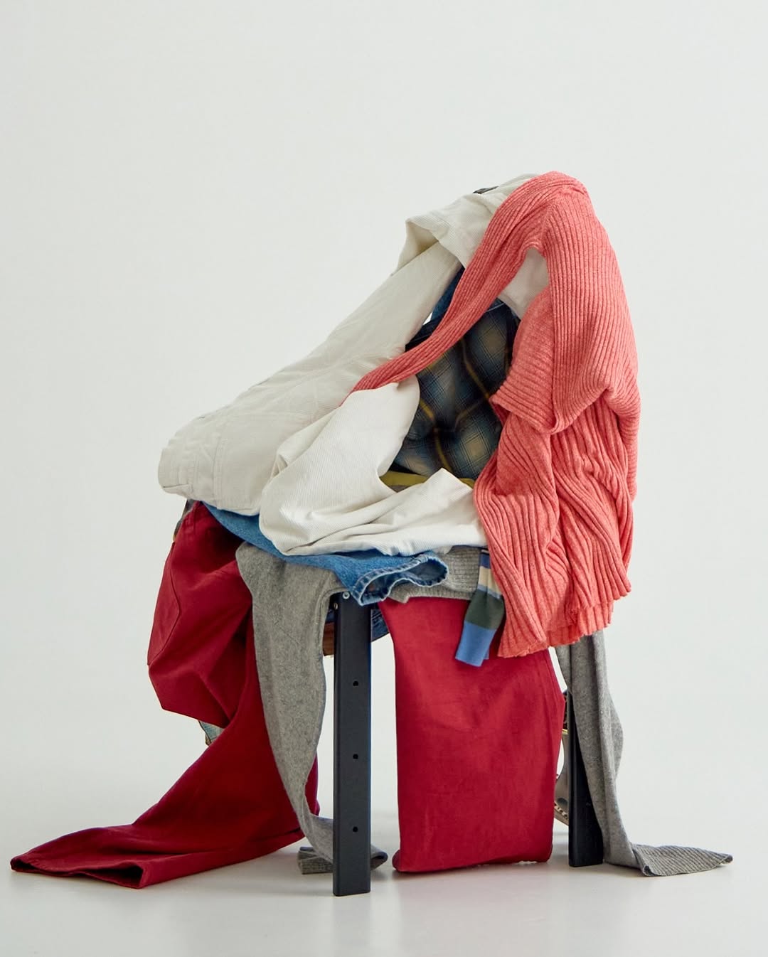 стул, который всё понимает.

мы не разбрасываем вещи — мы их откладываем на потом.
дизайнерский стул-гардероб создан для жизни как она есть: уютной, немного хаотичной, но честной. он знает что такое уместность и своё место в вашем интерьере [и в вашей рутине].

“it’s not a mess, it’s a system.” — friends

———
(a)object: wardrobe chair
col: black
#wardrobe_chair