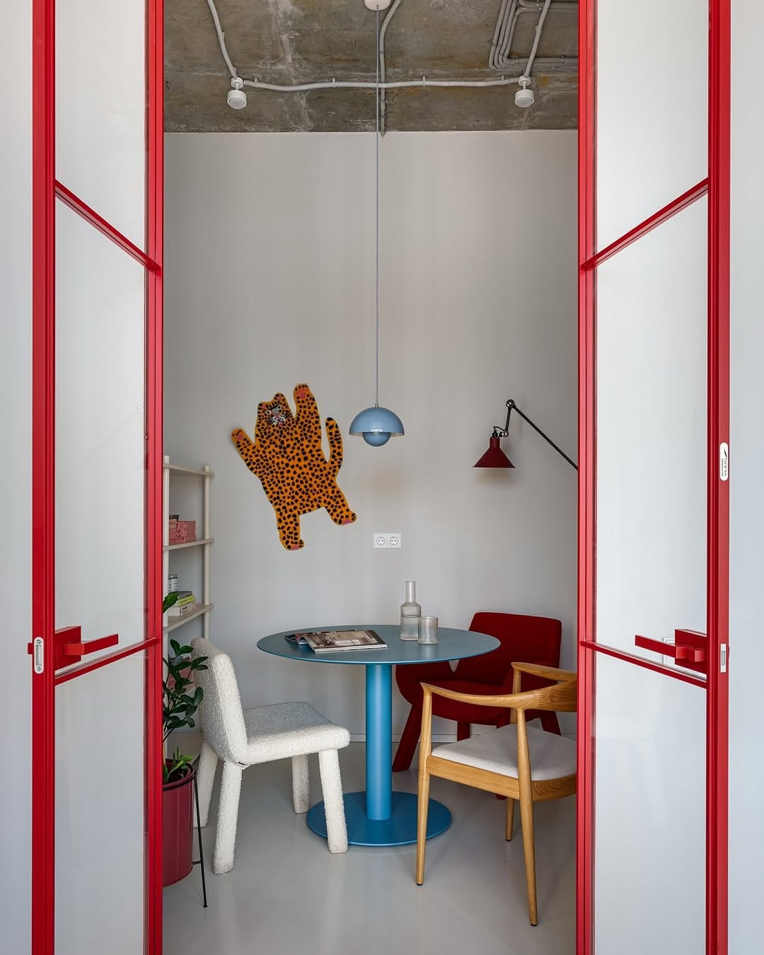 #annkiathome — это постоянная рубрика, в которой мы делимся вашими фотографиями.
⠀
тем, как диваны, кровати и стулья ånnki становятся частью утра за чашкой кофе, вечерних посиделок и просто тихих моментов дома.
⠀
спасибо, что впускаете нас в своё пространство. ведь именно там мебель обретает характер и историю.

———
на фото: 
1 — кресло steve / upholstery: buckle / col: grey / @chuganova_katya / #steve_chair
2 — пуф runda 40 / upholstery: jacquard / col: zebra / #pouf_runda
3-4 — кровать cube / upholstery: buckle / col: milk / #cube_bed
5 — скамья clover / upholstery: wood / col: green / #clover_bench
6 — диван plus+ / 2 модуля, 1 подлокотник / upholstery: buckle / col: milk / #plus_sofa
7 — диван plus+ / 2 модуля, 2 подлокотника / upholstery: buckle / col: mocco / #plus_sofa
8 — диван custom / upholstery: velour / col: yellow / табурет clover / upholstery: wood / col: black / location: @projectlife24.ru / #clover_stool
9 — диван plus+ / 2 модуля, 1 подлокотник/ upholstery: buckle / col: milk / #plus_sofa
10 — кровать cube / upholstery: velour / col: natural / #cube_bed
11 — скамейки clover / col: blue / location: @skolkovo_therink / #clover_bench
12 — диван hero угловой / upholstery: velour / col: grey / #hero_sofa
13 — кресло steve / upholstery: velour / col: grey / #steve_chair
14 — steve dinner / upholstery: buckle / col: milk / #steve_dinner_chair / кресло steve ++ / upholstery: eco wool / col: mars / #steve_chair
15 — кресла steve ++ / upholstery: eco wool / col: red / #steve_chair
16 — скамья clover 2.0 / col: xmas / #clover_bench