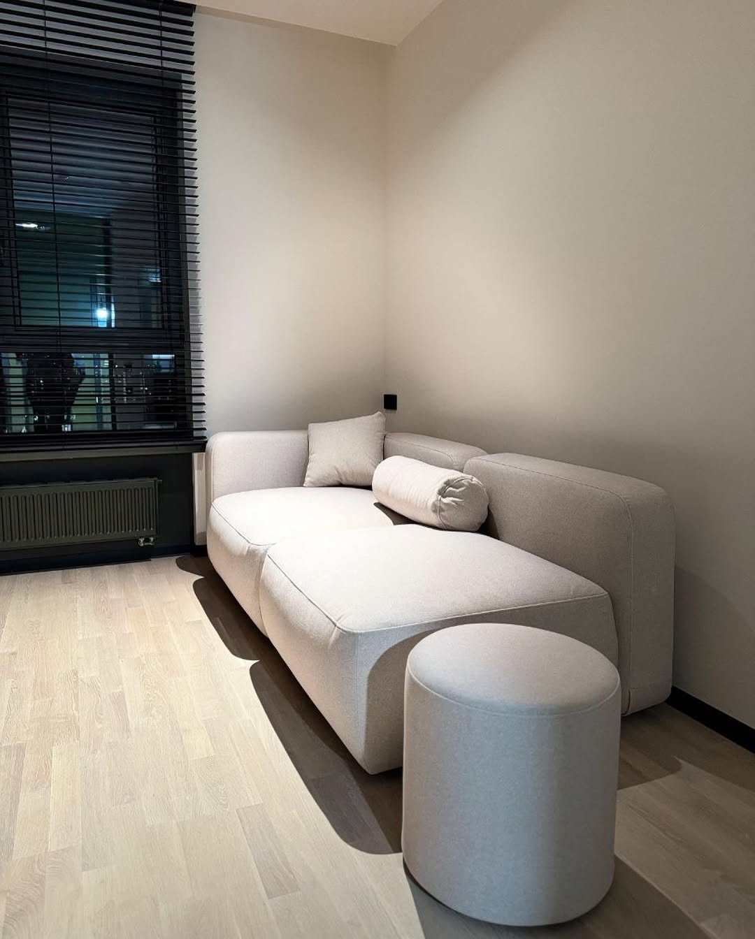 трепетно наблюдаем за тем, как предметы annki находят свой дом. собрали ваши интерьеры в постоянной рубрике #annkiathome 

——
базовый гардероб для вашего интерьера 

——
на фото:
1 — кровать basic / custom / buckle
2 — стол bill + скамья clover 2.0 
3 — кресло steve ++ / buckle / col: mustard
4 — диван plus + / конфигурация из 2х модулей + пуф runda 30 / velour 
5 — кресло steve ++ / eco wool / col: terra 
6 — кровать sova / velour / col: grass 
7 —  кресло steve / eco wool / col: grey
8 — диван plus + / конфигурация из 3х модулей / velour / yellow