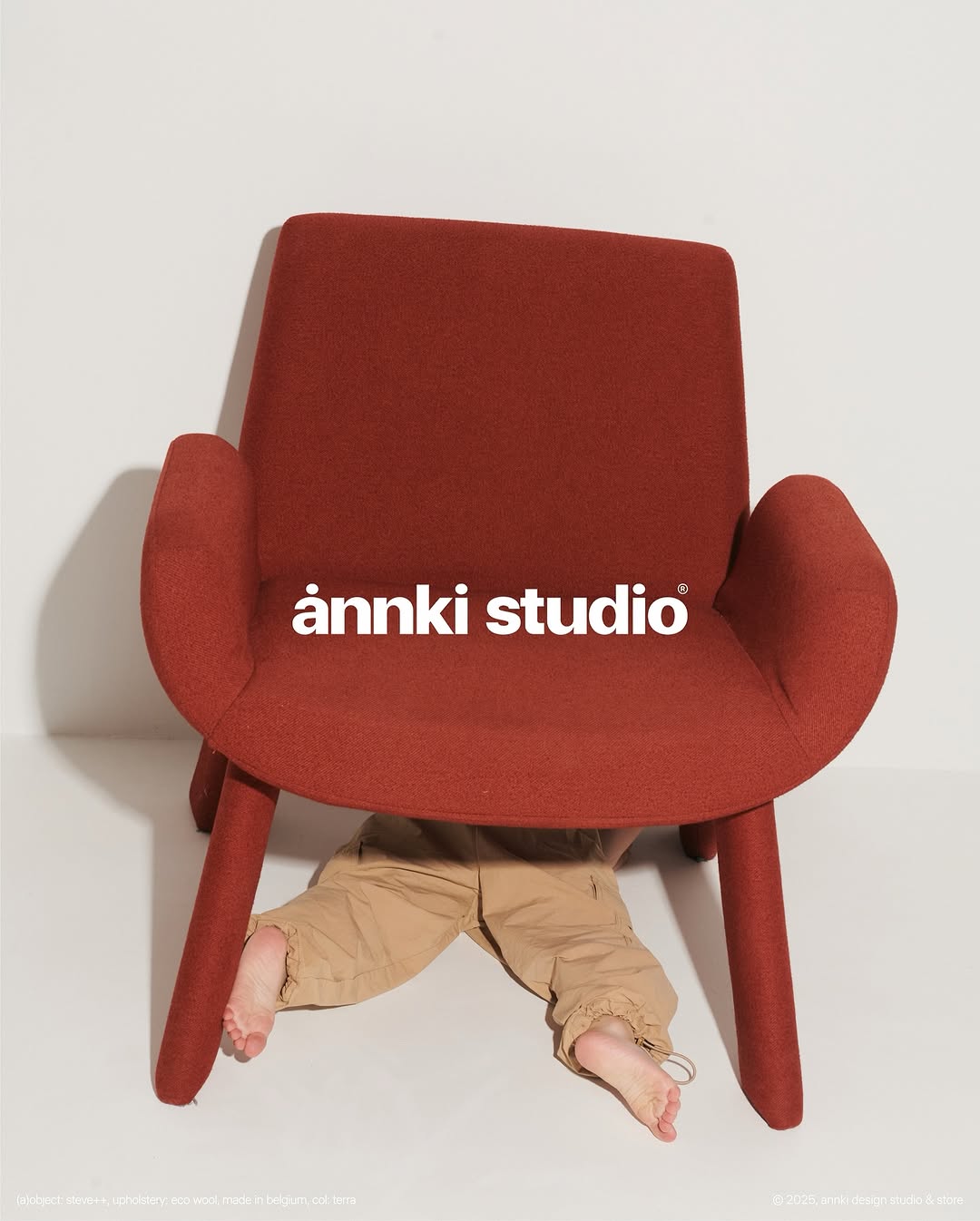 «в каждом взрослом живёт ребёнок, который хочет играть»*

с днём защиты детей! — и тех, что подрастают, и тех, что живут внутри нас. пусть даже в повседневной рутине у вас остаётся место для лёгкости, спонтанности и игривости :)

*цитата к.г. юнг

———
(a)object: steve++
upholstery: eco wool, made in belgium 
col: terra
#steve_chair_armrests