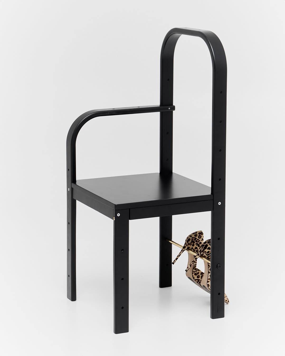 стул, который всё понимает.

мы не разбрасываем вещи — мы их откладываем на потом.
дизайнерский стул-гардероб создан для жизни как она есть: уютной, немного хаотичной, но честной. он знает что такое уместность и своё место в вашем интерьере [и в вашей рутине].

“it’s not a mess, it’s a system.” — friends

———
(a)object: wardrobe chair
col: black
#wardrobe_chair