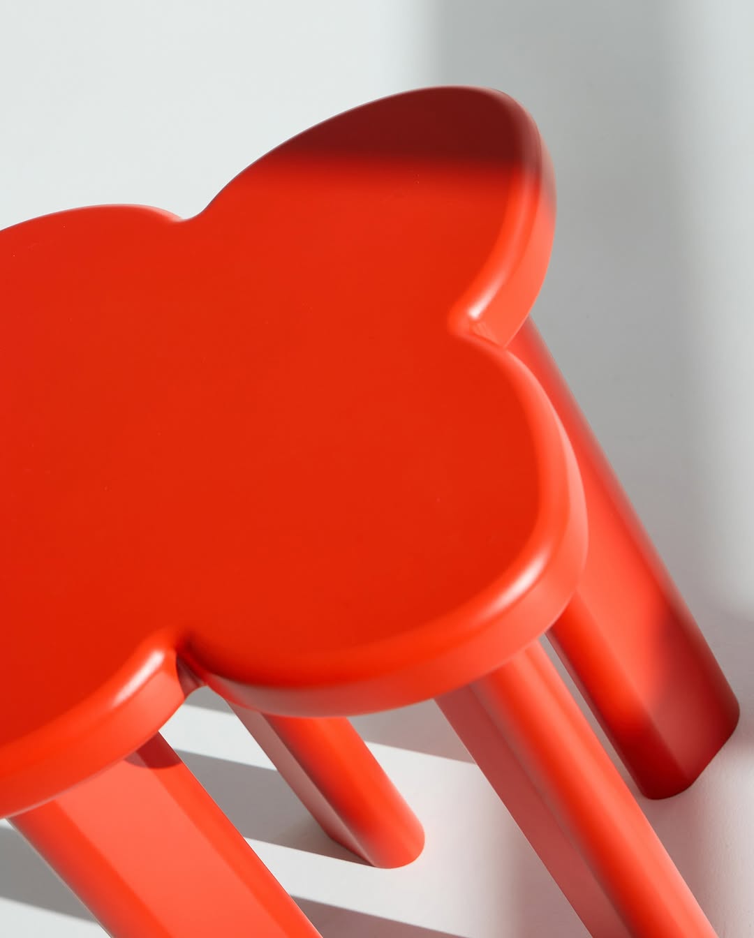 «погружался я в море клевера,
окружённый сказками пчёл.
но ветер, зовущий с севера,
мое детское сердце нашёл».
/ цитата, александр блок, 1903 г.

———

табурет вдохновлен сиволом бренда — четырехлистным клевером. может быть выполнен в красном, синем, желтом или черном цвете. закажите свой символ удачи на annki.studio

———
(a)object: clover 2.0 stool
col: xmas
#clover_stool