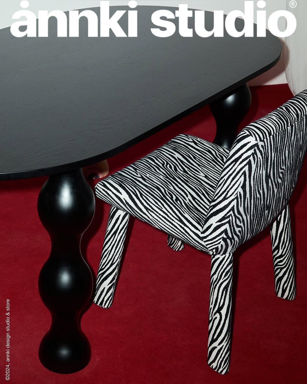 стол sk8 и стул steve dinner — неразлучный тандем. 

стол вдохновлен беззаботной молодостью, чувством свободы и жаждой экстрима. опора стола выполнена из переработанных скейтов, а столешница напоминает форму пула. 

стул steve — переосмысление одноименного кресла. базовая модель, которая подойдет для деловых встреч или ужина с друзьями. 

——
(a)object: sk8 table
col: black
#sk8_table

(a)object: steve dinner chair
upholstery: jacquard / made in spain
col: zebra
#steve_chair