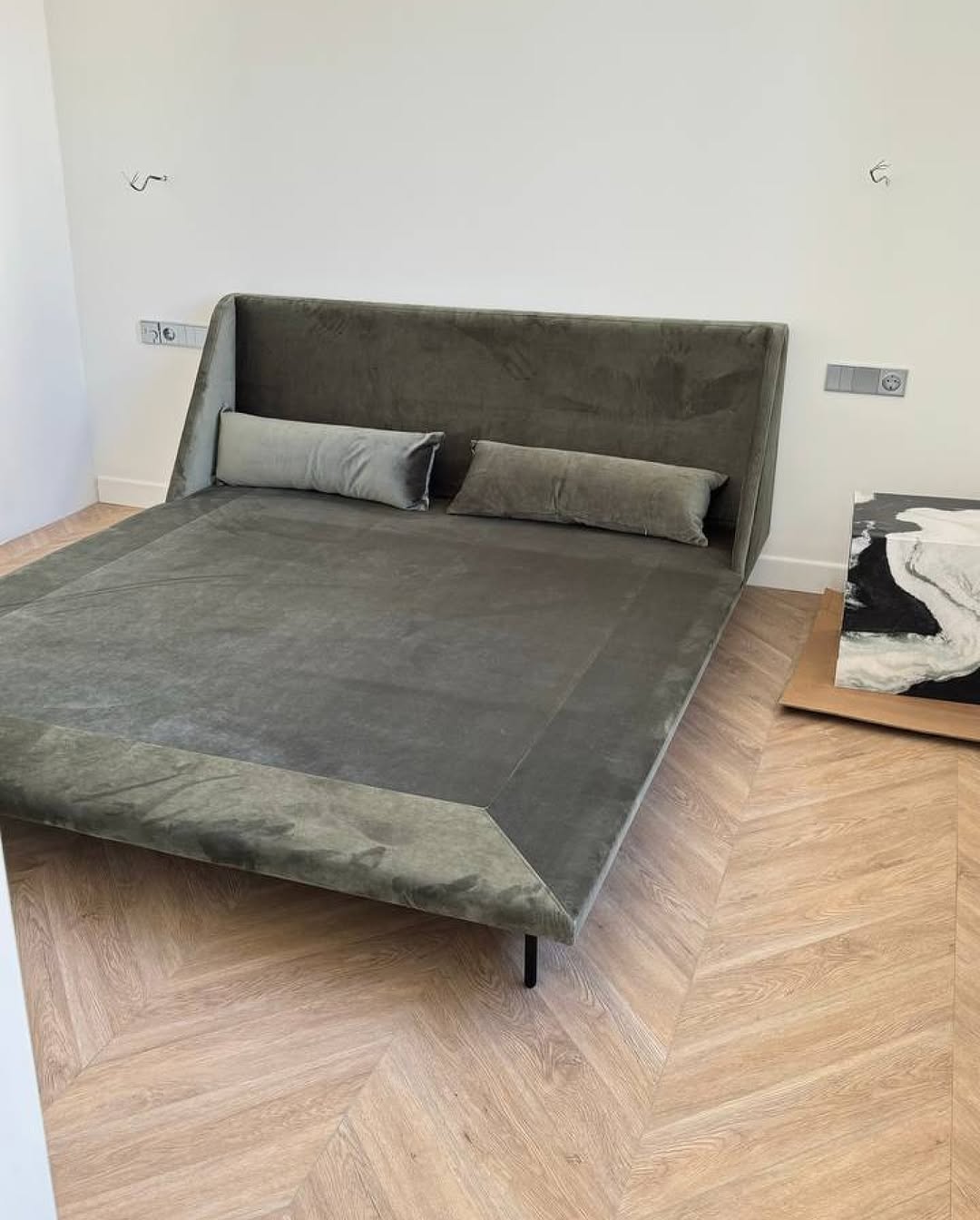 трепетно наблюдаем за тем, как предметы annki находят свой дом. собрали ваши интерьеры в постоянной рубрике #annkiathome 

——
базовый гардероб для вашего интерьера 

——
на фото:
1 — кровать basic / custom / buckle
2 — стол bill + скамья clover 2.0 
3 — кресло steve ++ / buckle / col: mustard
4 — диван plus + / конфигурация из 2х модулей + пуф runda 30 / velour 
5 — кресло steve ++ / eco wool / col: terra 
6 — кровать sova / velour / col: grass 
7 —  кресло steve / eco wool / col: grey
8 — диван plus + / конфигурация из 3х модулей / velour / yellow