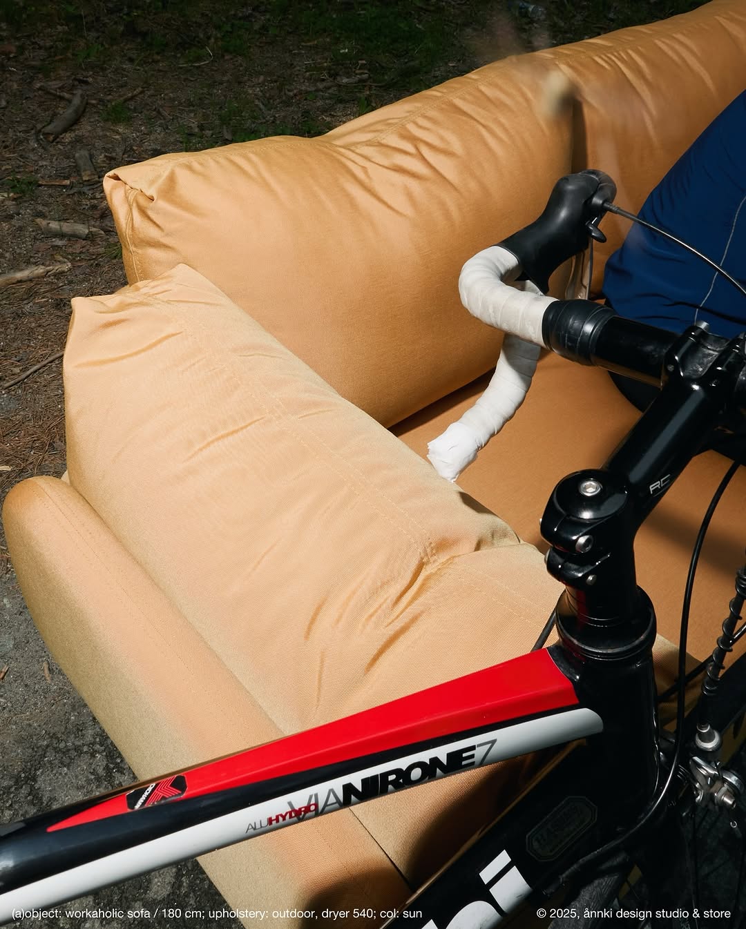 workaholic™ — мебель для тех, кто влюблён в своё дело. для тех, кто не умеет останавливаться, кто заряжается в движении и всегда идёт дальше.

для меня это мой папа.
трудолюбивый, одержимый своим делом человек, который постоянно ставит перед собой новые цели. хоккеист, велогонщик — пару лет назад он проехал 315 км vätternrundan в швеции уже с кардиостимулятором.
он не любит говорить о своих достижениях. а я — люблю им гордиться.

здесь он отдыхает перед новым стартом. велосипед рядом, диван workaholic™ — как комфортная база, чтобы перевести дух. потому что отдых — не остановка, а часть пути.

этой энергии — бесконечной, увлечённой, живой — мы посвятили коллекцию workaholic™.

дерзайте. рискуйте. не сожалейте.

с любовью — всем влюблённым в своё дело.
å.

анна долгих / дизайнер и фаундер @annki.studio

———
#workaholic_sofa 
#workaholic_collection