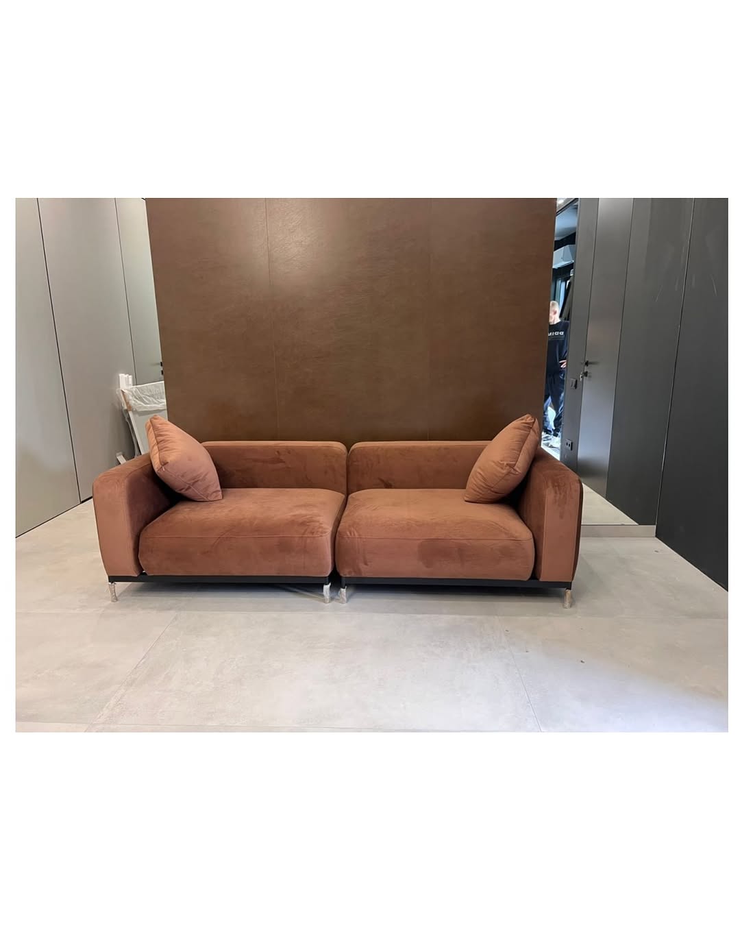 распаковали — влюбились.

да, это наша постоянная рубрика #annkiathome — актуальная подборка, где предметы annki® находят свои дома. реакции без фильтров, эмоции без сценария.

———
1 — загрузка фуры с предметами @annki.studio / фотография сделана нашим упаковщиком Арсением / локация: annki factory 
2-3 — диваны hero и кресла steve / локация: москва, коворкинг «соль»
4 — кресла bono / москва, коворкинг «соль»
5 — кресла steve++ / москва, коворкинг «соль»
6-7 — диван plus+ air (на ножках) / конфигурация: 2 модуля + 2 подлокотника / обивка: велюр
8-9 — кровать basic / обивка: букле
10 — диван plus+ / spring drop / базовая конфигурация: 2 модуля + 1 подлокотник / обивка: микровелюр, цвет: grass
11 — диван plus+ / обивка: букле, цвет: milk
12 — кресло steve / обивка: английская кожа, цвет: cognac