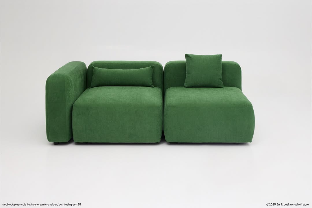 половина лета позади, но мы не унываем. диван plus+ из весеннего дропа напоминает летнюю лужайку, на которой хочется развалиться и просто наслаждаться моментом.

яркий, свежий, оптимистичный. для тех, кто хочет наполнить свой дом теплом. 

———
(a)object: plus+ sofa
upholstery: micro velour
col: fresh green 25
#plus_sofa