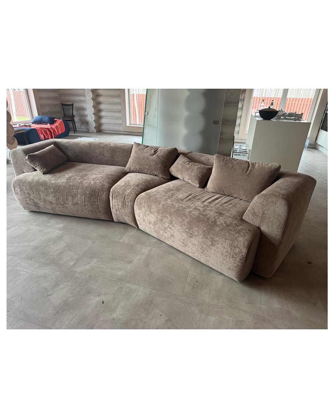 сегодня суббота, значит пришло время для нашей постоянной и любимой подборки #annkiathome — это фотографии, которыми вы с нами делитесь: иногда это кадры сразу после распаковки, иногда это будничная рутина, иногда это интерьерные съёмки… но всегда эти кадры живые. без фильтров и прочих прикрас.

(a)objects:
1 — диван plus+ / 3 модуля (2 козетки + 1 подлокотник + пуф) #plus_sofa 
2-3 —диван hero #hero_sofa 
4-5 — кастомный диван (геометричный)
6-7 — кастомный диван (полукруглый)
8 — диван plus+ / 3 модуля 
9 — кресло steve++
10 — статья clover classic / массив дерева + масло, цвет: milk #clover_bench 
11 — кровать sóva #sova_bed
12 — диван plus+ / базовая конфигурация: 2 модуля + 2 подлокотника 
13 — кровать basic #basic_bed