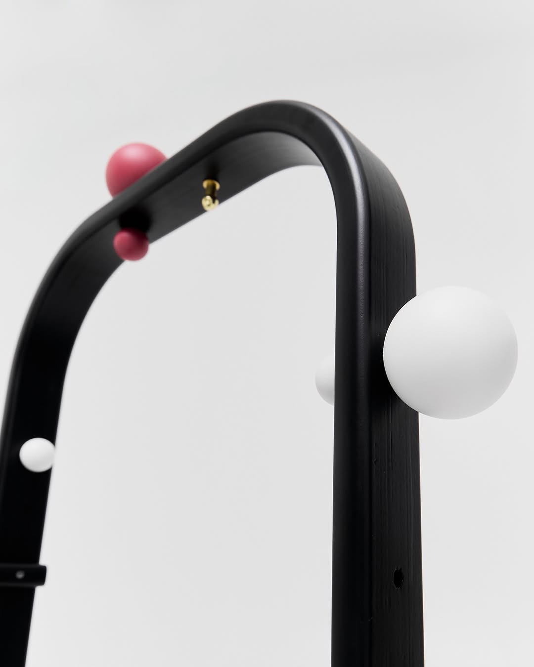 fyi: вешалки на стуле-гардеробе можно выполнить в любом цвете и форме [не ограничиваем вас в идеях!]

арт-объект, который станет незаменимой частью вашего «базового гардероба».

——
(a)object: wardrobe chair
col: black
#wardrobe_chair