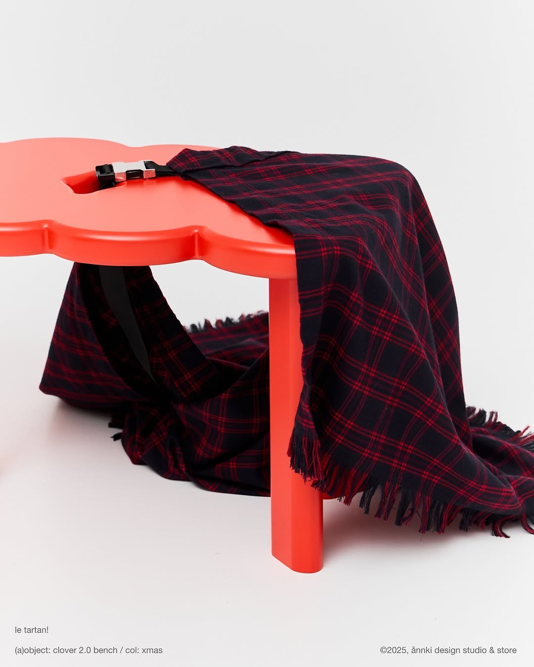 kind reminder: предметы в наличии* отправляем в день заказа. ценим ваше время и делаем все, чтобы его не пришлось тратить на ожидание. 

*ищите доступные модели в одноименном хайлайте

——
(a)object: clover 2.0 bench
col: xmas 
#clover_bench

p.s. merry xmas!