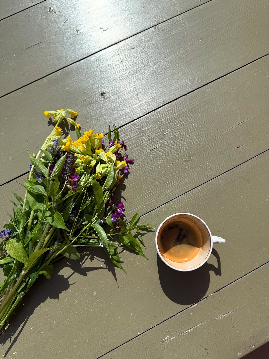 Спонтанные выходные вдали от суеты, блокировки связи и перекрытии всех дорог.
Электричка и через 2 часа мы в лесу, в месте, где совсем другой мир, где Ратмир пил настоящее молоко с творожной запеканкой, где была уха на костре и вид на лес. Лес. Я влюбиласьв лес!

Твердо решила, раз в месяц вот так посещать одно новое местечко. 
Если знаете классные, делитесь со мной)