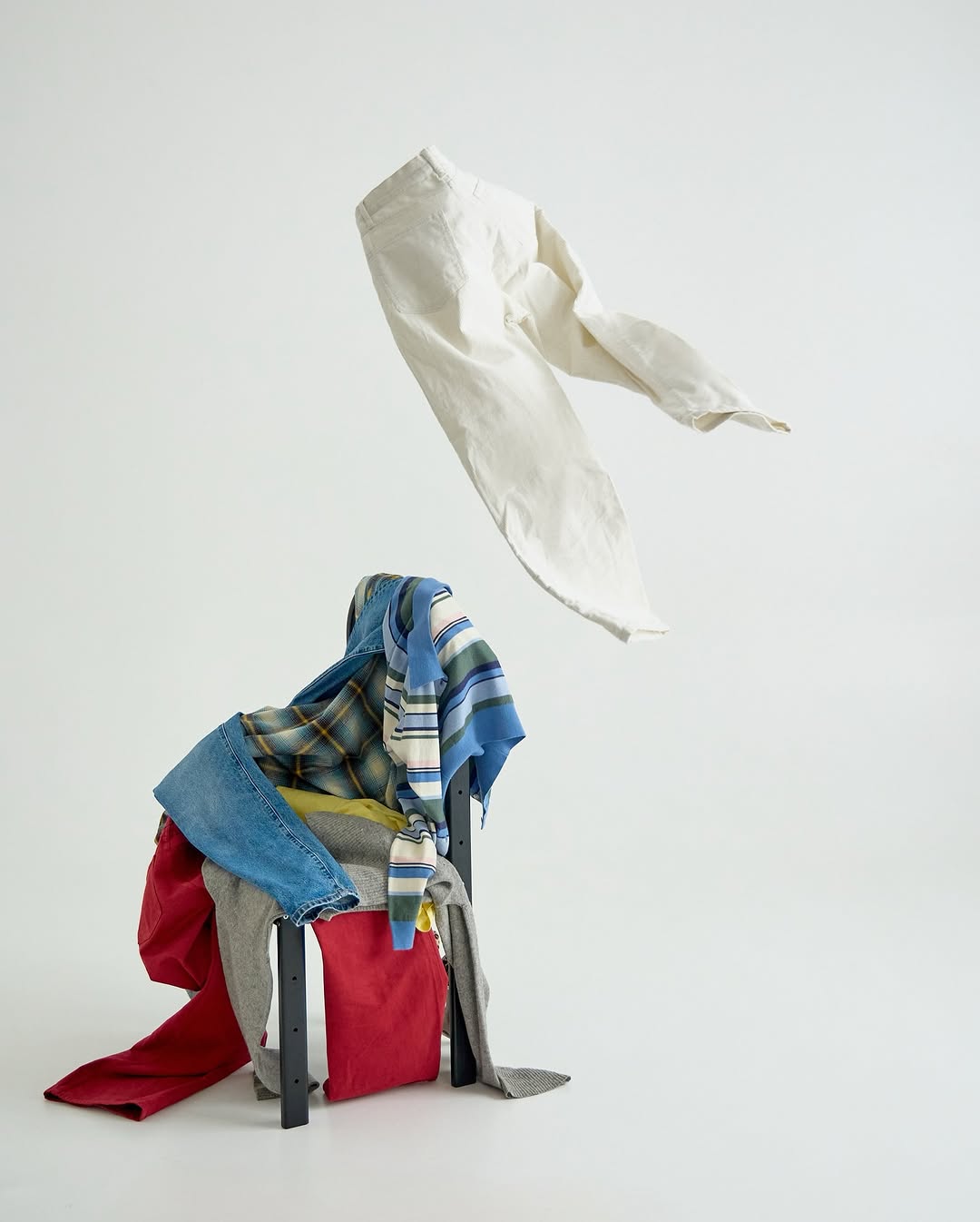 стул, который всё понимает.

мы не разбрасываем вещи — мы их откладываем на потом.
дизайнерский стул-гардероб создан для жизни как она есть: уютной, немного хаотичной, но честной. он знает что такое уместность и своё место в вашем интерьере [и в вашей рутине].

“it’s not a mess, it’s a system.” — friends

———
(a)object: wardrobe chair
col: black
#wardrobe_chair