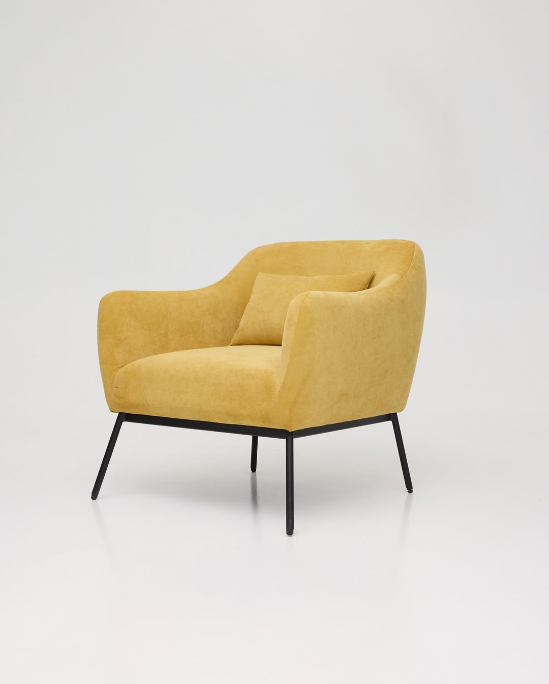 time to fun: зажмите точки внизу карусели и листайте кадры, чтобы рассмотреть кресло ernest со всех сторон.

в желтом микровелюре он становится акцентом: тёплым, мягким, немного ироничным. с ним хочется читать, думать, молчать или просто смотреть в окно.

———
(a)object: ernest armchair
upholstery: micro-velour
col: yellow
#ernest_armchair