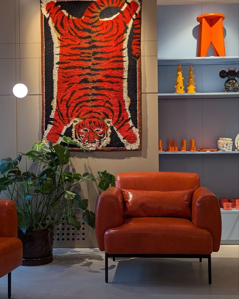 кресло bono названо в честь солиста ирландской рок-группы u2. потому что мастодонт среди кресел, а за лаконичными формами скрывается бунтарский характер. 

nb!: мы ценим ваше время, поэтому заранее изготовили каркасы для кресел bono — вам осталось только выбрать обивку и цвет. 

——
(a)object: bono chair
upholstery: leather / made in italy
col: spice
#bono_chair