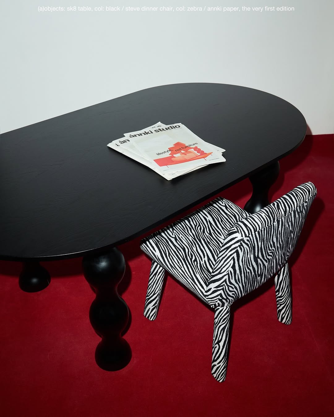 стол sk8 и стул steve dinner — неразлучный тандем. 

стол вдохновлен беззаботной молодостью, чувством свободы и жаждой экстрима. опора стола выполнена из переработанных скейтов, а столешница напоминает форму пула. 

стул steve — переосмысление одноименного кресла. базовая модель, которая подойдет для деловых встреч или ужина с друзьями. 

——
(a)object: sk8 table
col: black
#sk8_table

(a)object: steve dinner chair
upholstery: jacquard / made in spain
col: zebra
#steve_chair