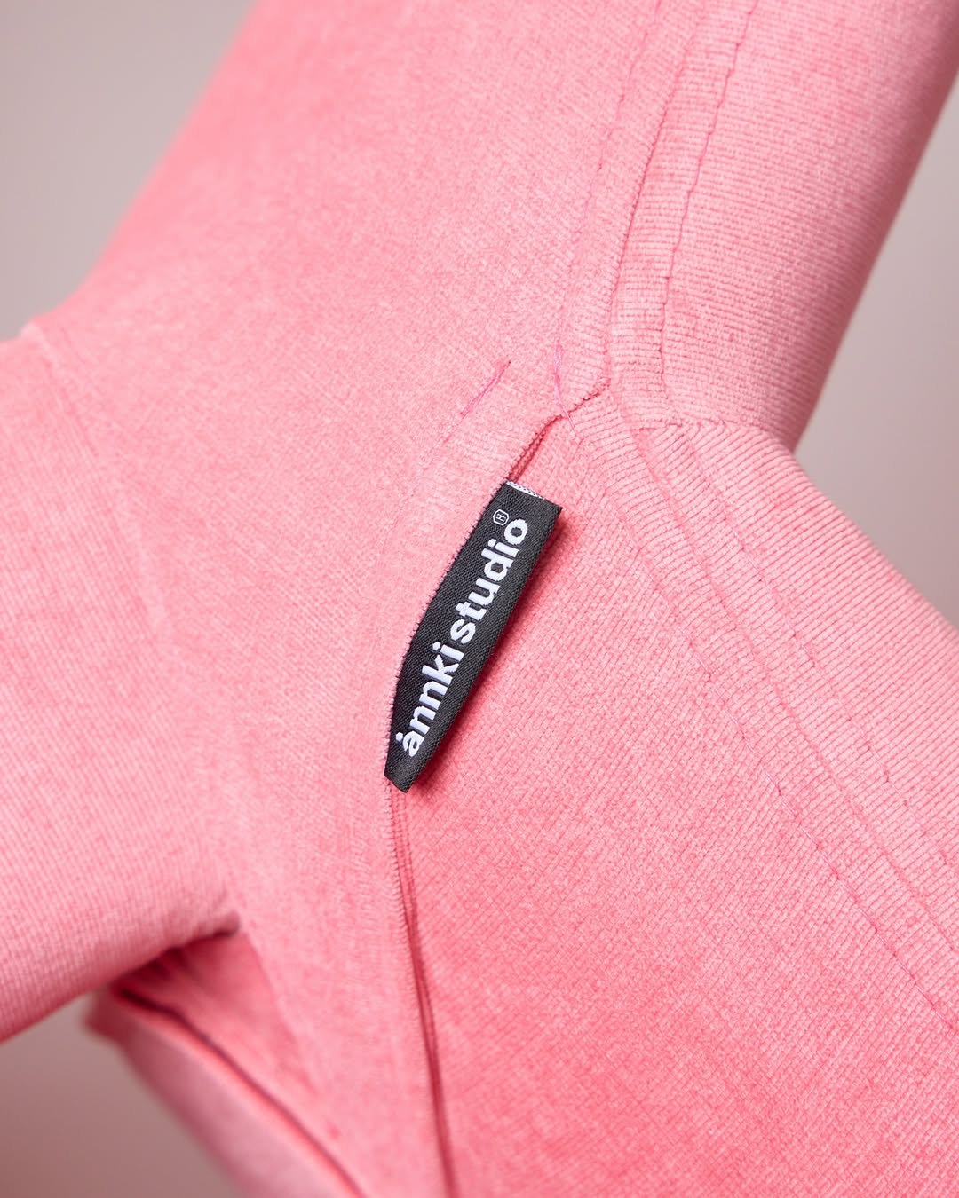 «розовый — это не цвет, это отношение к жизни»
/ цитата, эдит пиаф

кресло steve может быть выполнено в любом материале и цвете. например, в розовом велюре. 

——
(a)object: steve chair
upholstery: velvet 
col: pink
#steve_chair