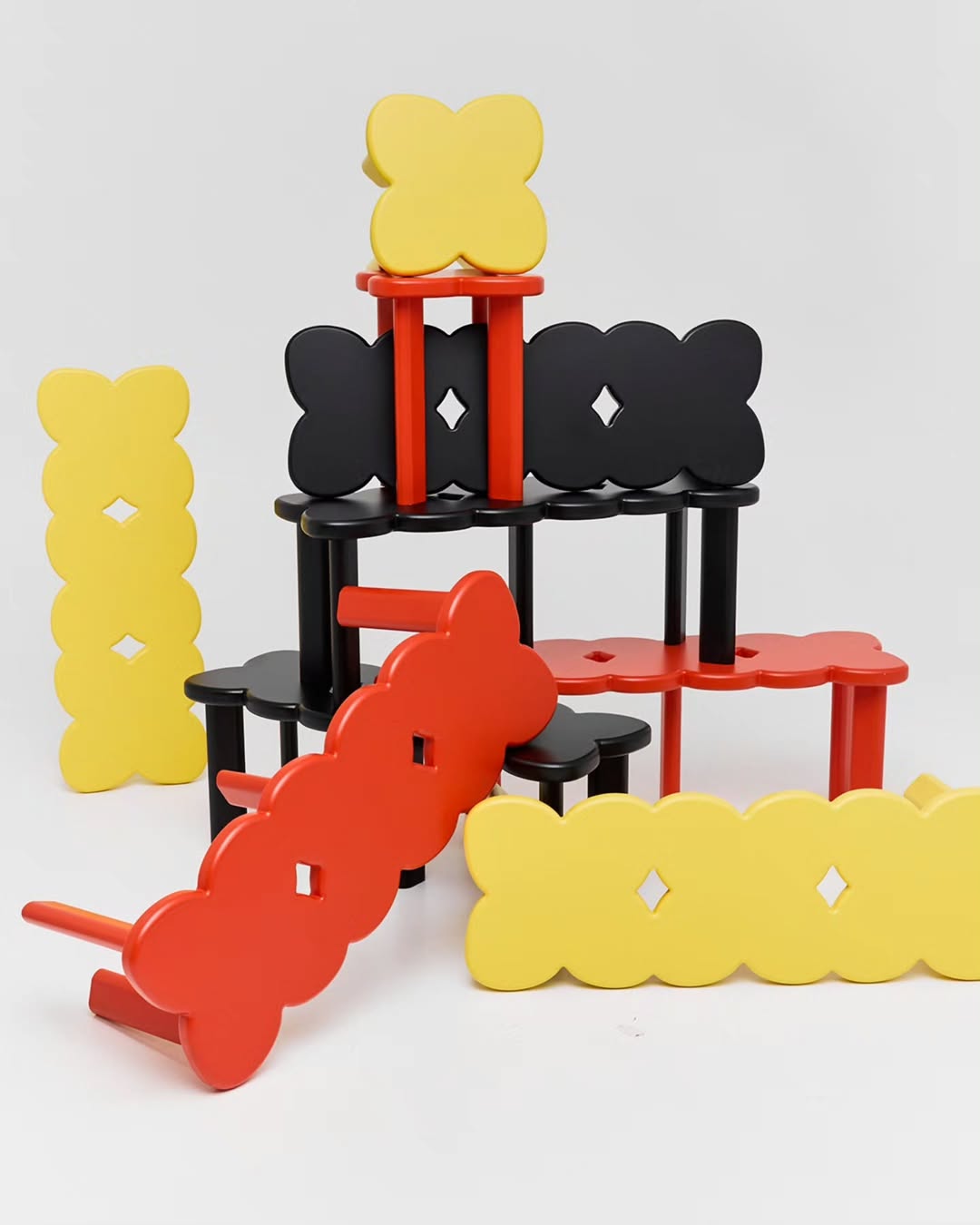 Скамьи и табуреты clover вдохновлены символом бренда annki @annki.studio – цветком четырехлистного клевера. Их характер может быть разным: от минималистично строгого до по-детски наивного и яркого.

Выбирайте и заказывайте на сайте SAMPLE.