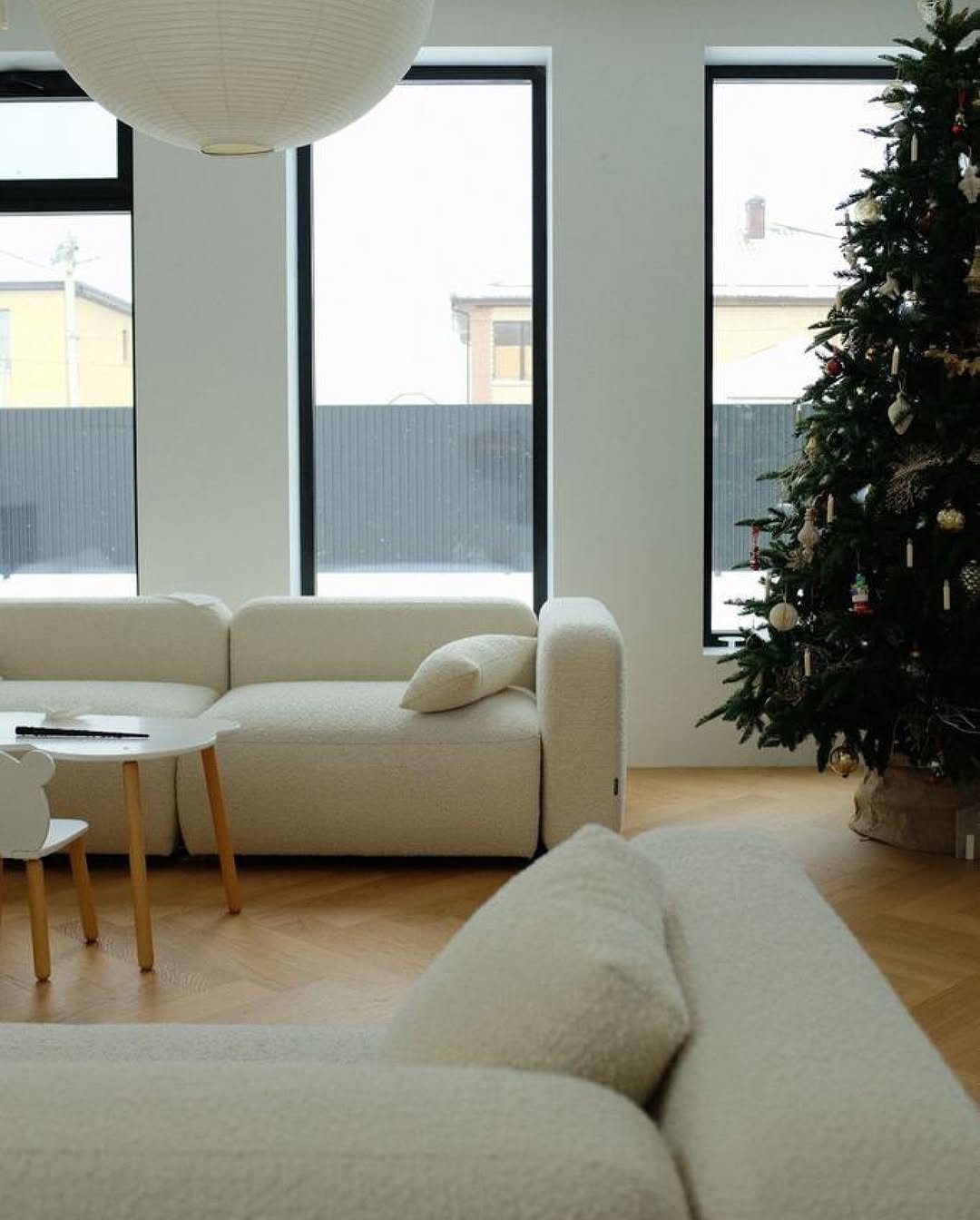 суббота для отдыха дома и постоянной рубрики #annkiathome. любуемся предметами annki® в ваших интерьерах. 

на фото:
1-4 — два дивана plus / конфигурация из 2 модулей / buckle / col: milk
5 — табурет clover / col: grass
6-7 — стол bill / раскладной / col: black, стулья steve dinner / eco wool / col: terra
8-9 — скамья clover 2.0 / col: xmas
10 — кровать cube / col: linen