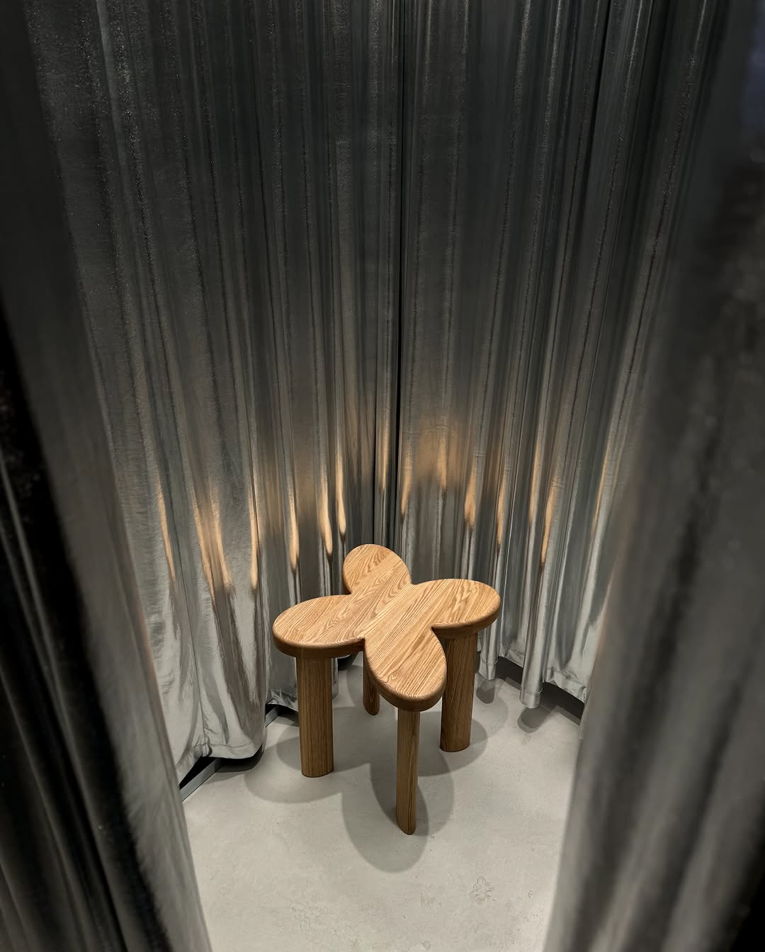 в вашей [и нашей] любимой рубрике #annkiathome делимся кадрами с предметами annki® в разных локациях и ситуациях. 

——
на фото: 

1 — стул steve dinner в чехле из новогодней коллекции python* — на недавней выставке мниид 
*итальянский деним, который будет красиво стариться (возраст ему к лицу). мы уверены, что с годами skin python станет ещё круче с появлением потёртостей
2 — стул steve dinner в рыжей экокоже + skin python // стул steve dinner в молочном букле + yeti skin // кресло steve, buckle, col: grass // кресло steve в чёрной коже // стул гардероб annki® x стокманн // диван workaholic в фирменной экошерсти — павильон на мниид 
3 — стол bill / раскладной + стулья steve dinner / eco wool / col: grass + скамья clover classic — зона столовой на мниид 
4-5 — диван plus / конфигурация из 2х модулей / раскладной / eco wool / col: winter moss
6 — стулья steve dinner / jacquard / zebra —  в новом пространстве «локалы» по адресу: петровский бульвар 1с1
7 — кресло bono / leather / col: mustard — в пространстве «локалы»
8 — табурет clover / ясень — в пространстве «локалы»
9-10 — кровать cube / buckle / col: milk
11 — диван plus / конфигурация из 5 модулей / раскладной / eco wool / col: grey
12 — кресло steve / eco wool / col: terra