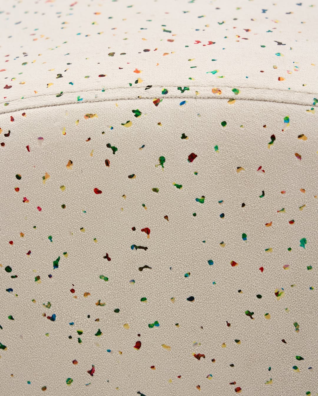 в коллекциях ånnki мы тщательно подбираем материалы, потому что для нас это не просто ткань или фактура, а способ передать смысл и характер предмета.
⠀
например, для этого пуфа runda мы выбрали яркий велюр, вдохновлённый далёкой галактикой из «звёздных войн». его цвет мы назвали в честь мастера джедаев — йоды.

——
(a)object: pouf runda 100
upholstery: velour 
collection: star wars
col: yoda
#pouf_runda