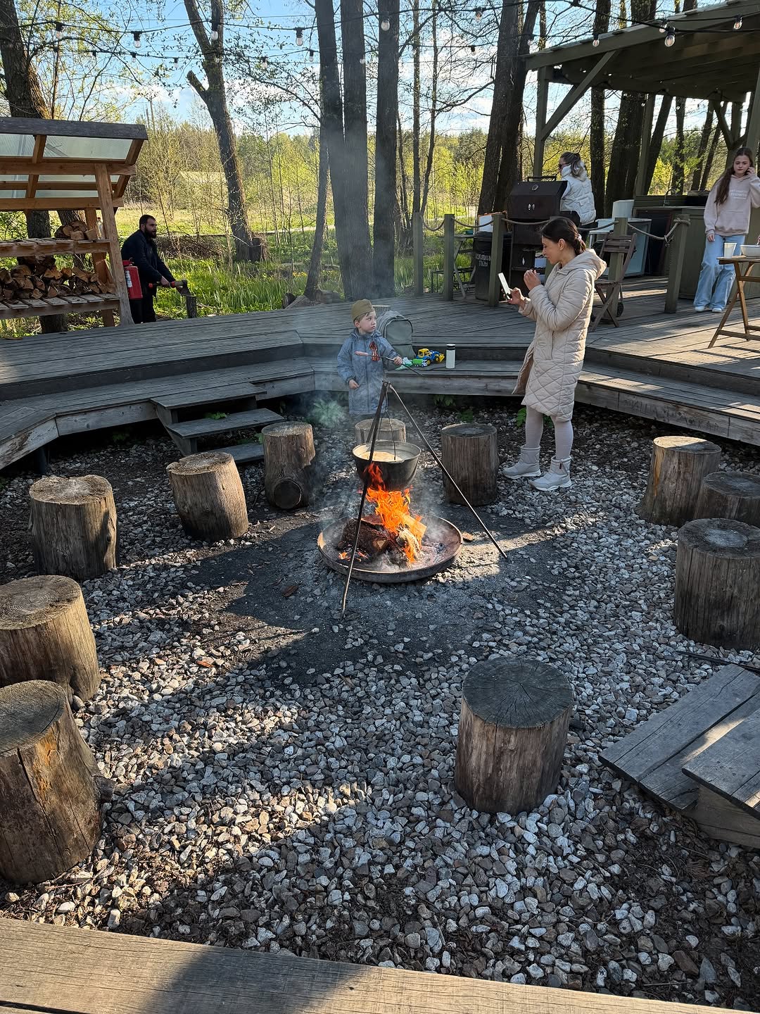 Спонтанные выходные вдали от суеты, блокировки связи и перекрытии всех дорог.
Электричка и через 2 часа мы в лесу, в месте, где совсем другой мир, где Ратмир пил настоящее молоко с творожной запеканкой, где была уха на костре и вид на лес. Лес. Я влюбиласьв лес!

Твердо решила, раз в месяц вот так посещать одно новое местечко. 
Если знаете классные, делитесь со мной)