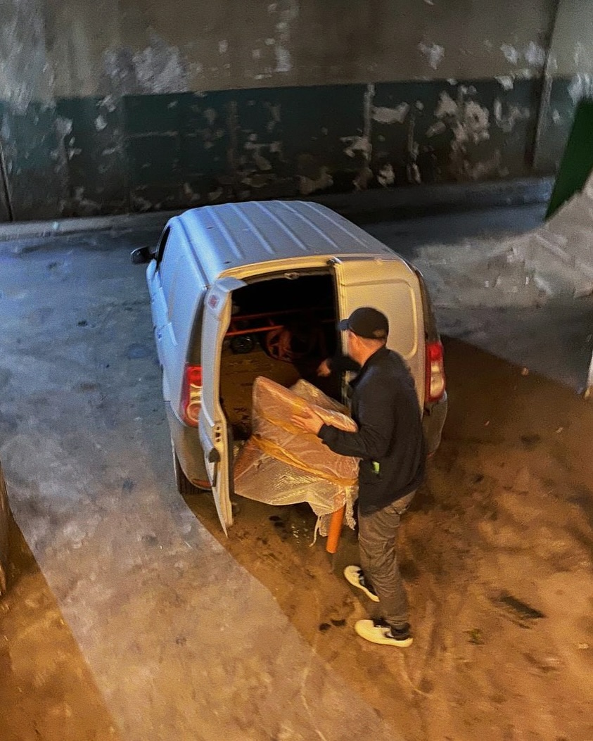 распаковали — влюбились.

да, это наша постоянная рубрика #annkiathome — актуальная подборка, где предметы annki® находят свои дома. реакции без фильтров, эмоции без сценария.

———
1 — загрузка фуры с предметами @annki.studio / фотография сделана нашим упаковщиком Арсением / локация: annki factory 
2-3 — диваны hero и кресла steve / локация: москва, коворкинг «соль»
4 — кресла bono / москва, коворкинг «соль»
5 — кресла steve++ / москва, коворкинг «соль»
6-7 — диван plus+ air (на ножках) / конфигурация: 2 модуля + 2 подлокотника / обивка: велюр
8-9 — кровать basic / обивка: букле
10 — диван plus+ / spring drop / базовая конфигурация: 2 модуля + 1 подлокотник / обивка: микровелюр, цвет: grass
11 — диван plus+ / обивка: букле, цвет: milk
12 — кресло steve / обивка: английская кожа, цвет: cognac