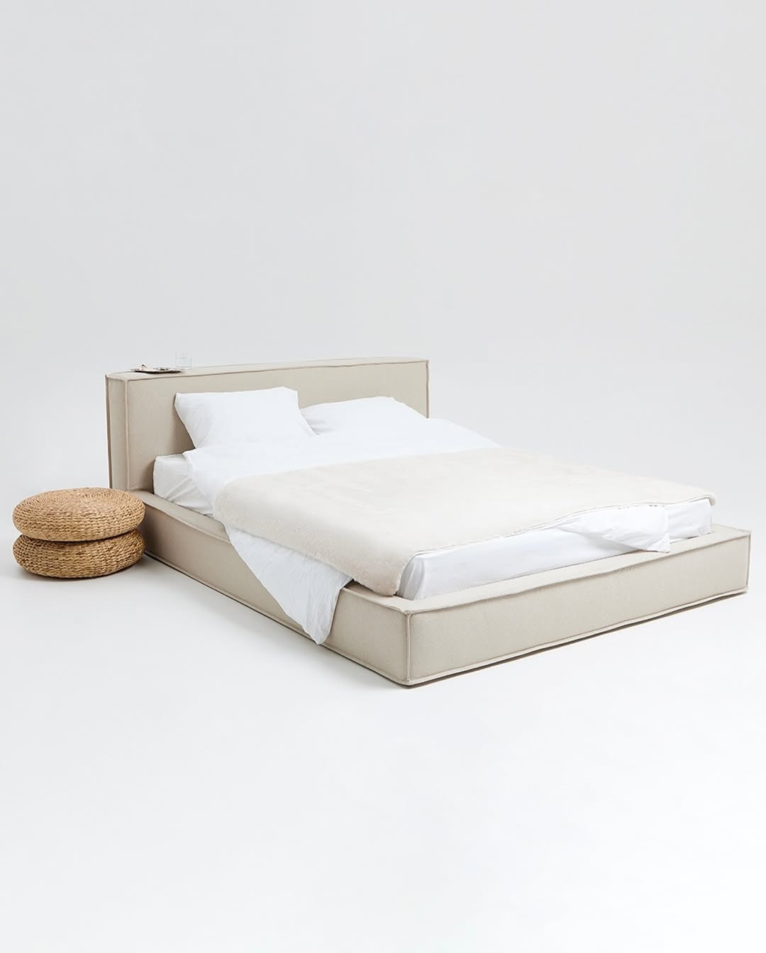 кровать cube [ кьюб ] для тех, кто любит целостность.

потому что «куб» — это правильный шестигранник, все грани которого квадраты.

квадрат — самая устойчивая геометрическая фигура, и как визуальный образ он ощущается совершенно статичным. стабильным. квадрат символизирует порядок, прямоту, простоту, целостность и равенство, ведь все его стороны равны между собой.

——
(a)object: cube bed
upholstery: eco wool / made in belgium
col: linen
#cube_basic_bed