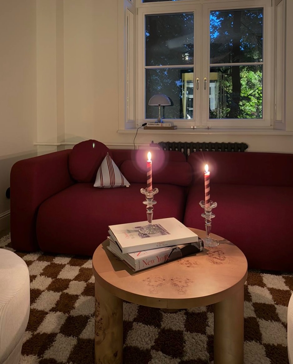 суббота — время рубрики #annkiathome. сегодня в кадре интерьер @dasha_gagloeva.

специально для дарьи мы выполнили диван plus+ в кастомной ткани, привезённой из америки. конфигурация — два модуля, один из них с подлокотником.

а дальше можно продолжать собирать и добавлять модули — чтобы дома всегда было больше плюсов.

———
(a)object: plus+ sofa
upholstery: custom / made in america 
col: mars
#plus_sofa