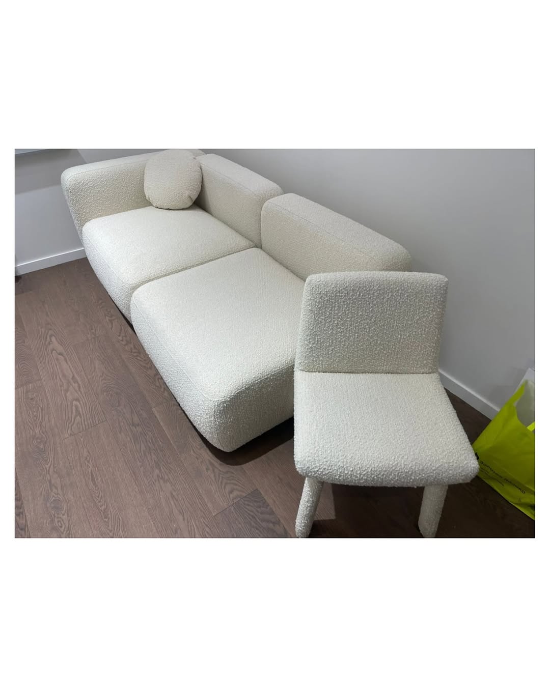 проводим новогодние праздники дома и вдохновляемся кадрами из рубрики #annkiathome. наблюдаем, как предметы annki живут в ваших интерьерах 

——
1 — диван plus+ / конфигруация из 6 модулей / buckle / col: natural
2 — диван plus+ / конфигруация из 4 модулей / velour / col: mustard
3 — диван plus+ / конфигруация из 2 модулей / velour / col: mars
4 — кровать basic / col: linen
5 — кресло steve / velour / col: pink
6 — стол bill / col: black 
7 — диван bono / velour
8, 9 — диван plus+ / конфигруация из 2 модулей / buckle / col: milk, кресло steve / buckle / col: milk
10 — кресло steve / buckle / col: beige